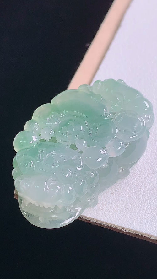 冰飘花貔貅，无裂，尺寸:36.3-21.2-12.8mm，15