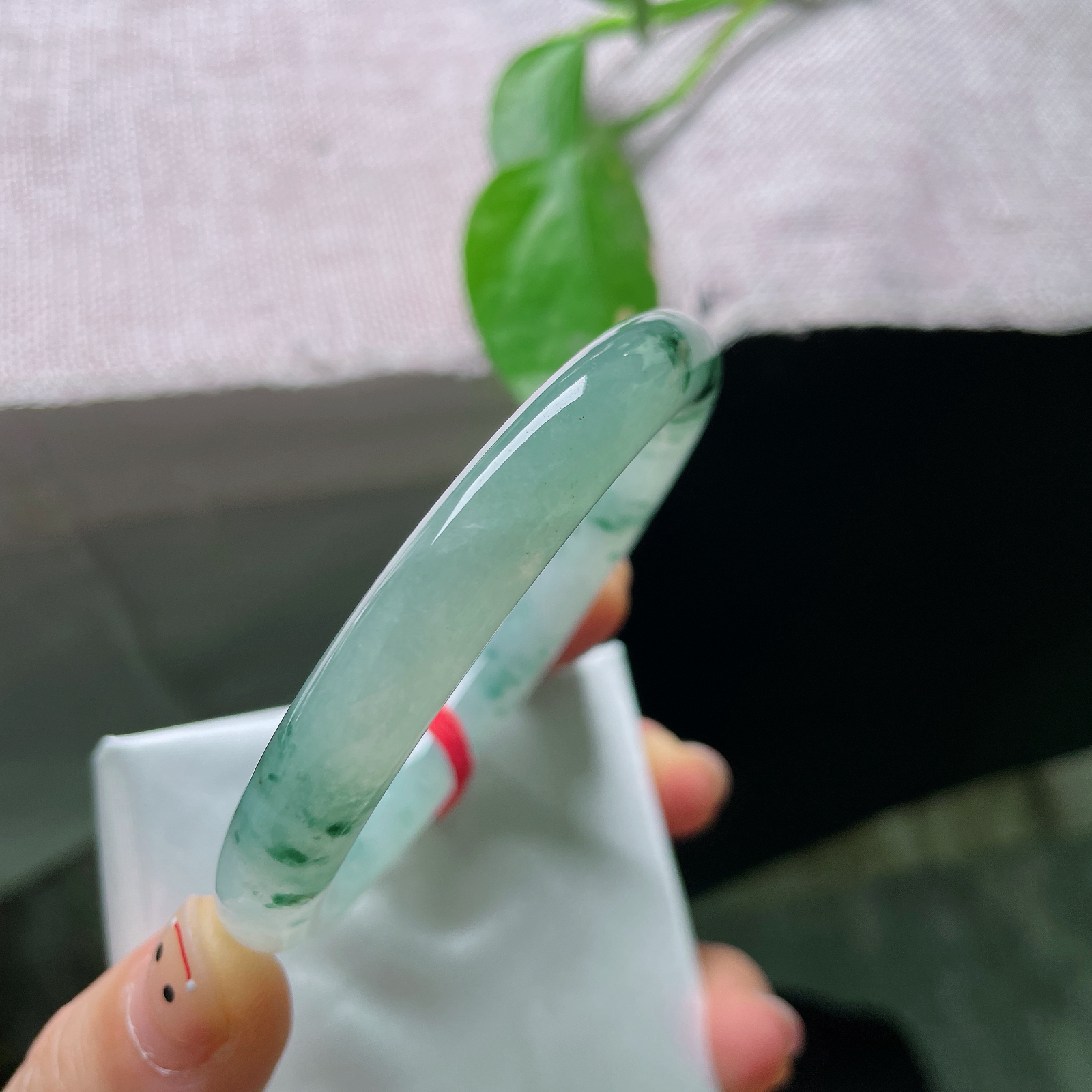 54.4/9.2飘花圆条，底子干净清爽，花色如流云散漫，自然光下极具古典韵味。晶体纹ss57430a
