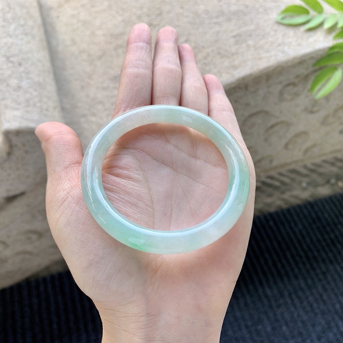 圆条51 52，圈口52.2/8.4/8.1，编码GF081978，细糯黄加绿，水润，种老，细腻，无裂。