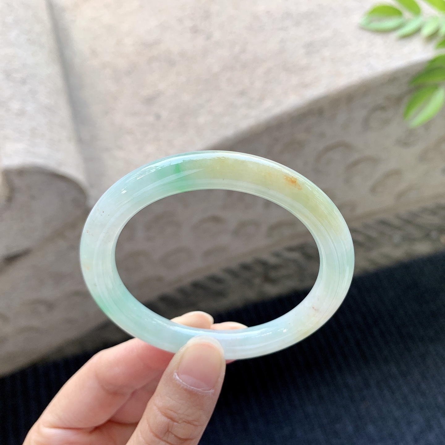 圆条51 52，圈口52.2/8.4/8.1，编码GF081978，细糯黄加绿，水润，种老，细腻，无裂。