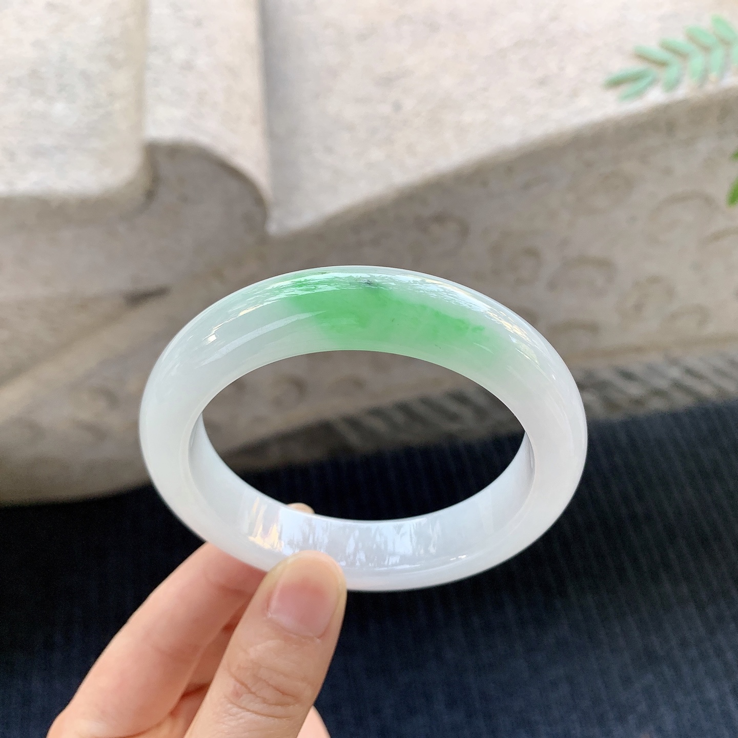 正圈57 58，圈口58/13.5/9.3，编码C5081710，描述飘绿，水润，种老，细腻，打灯有棉线