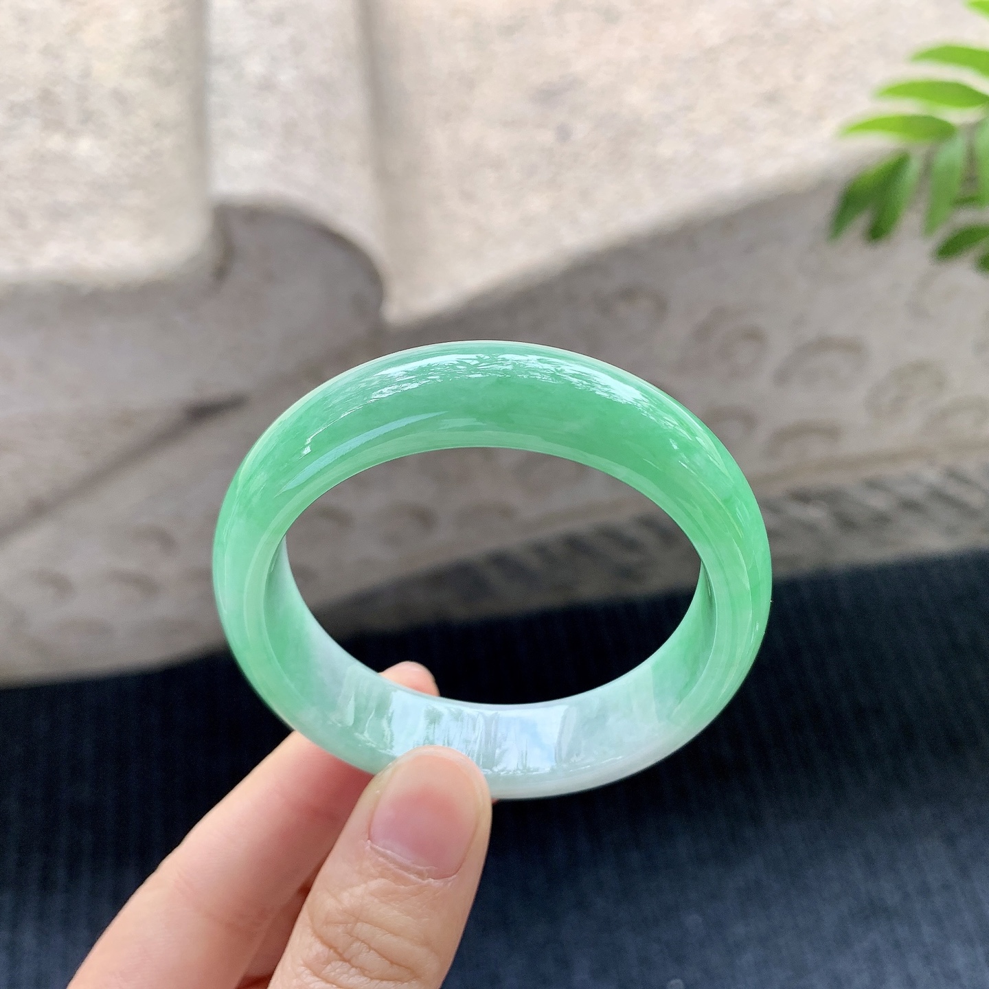 贵妃50 51，圈口53.8/48.7/12.8/7，编码Y052-1，冰飘阳绿，细腻，水润，种老，打灯有细微絮线，无碍