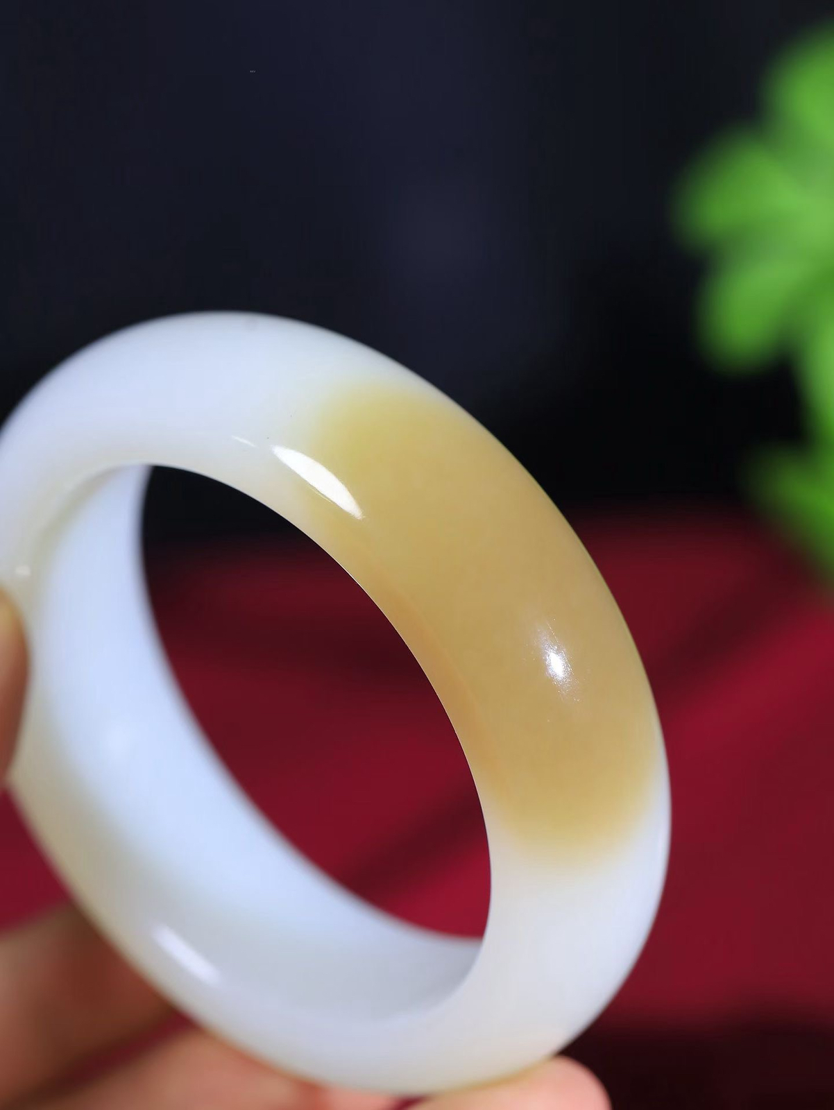 （温柔雅致.手镯）

收藏级臻品️和田玉糖白玉手镯。镯型饱满，温润细腻，脂润沁香。️执一卷书，沏一盏茶，着一袭裙，戴一只镯。淡淡浅笺，素心若兰，静赏玉中诗画。悠悠岁月，芊手轻摘，盛满诗样芳华。重113.81克   内径59.5mm尺寸19.5-10.5mm   FDA-99703121