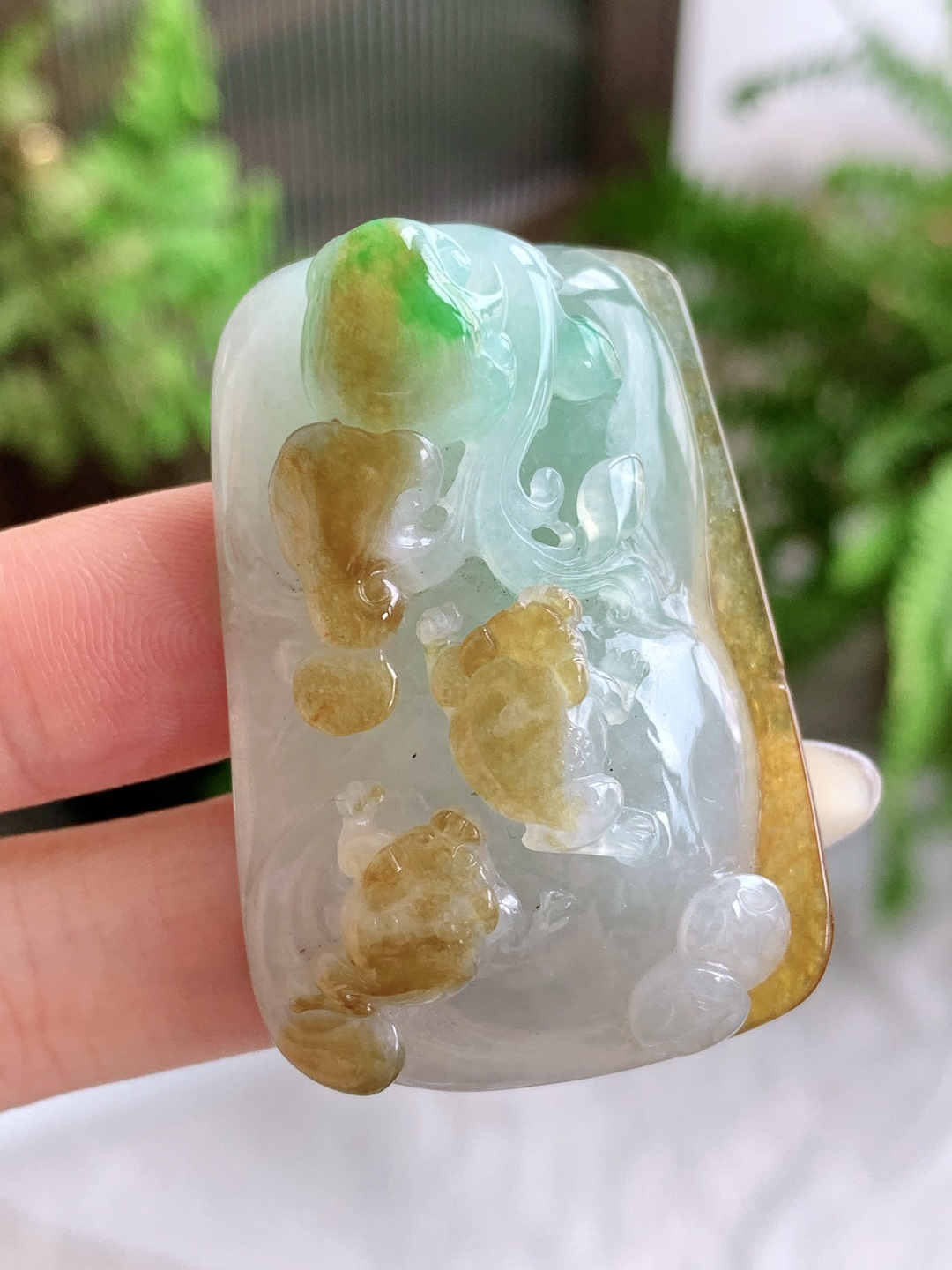 糯冰黄加绿呱呱来财牌吊坠，缅料，性比高，超厚，尺寸48-31.6-16.7，重量34克