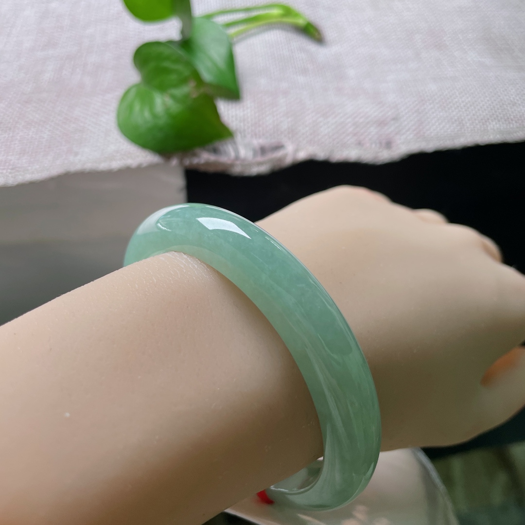 绿底贵妃，无裂，满圈清新湖水绿莹亮通透，雅致动人，上手自带沁人心扉的清爽凉意，ss54779a