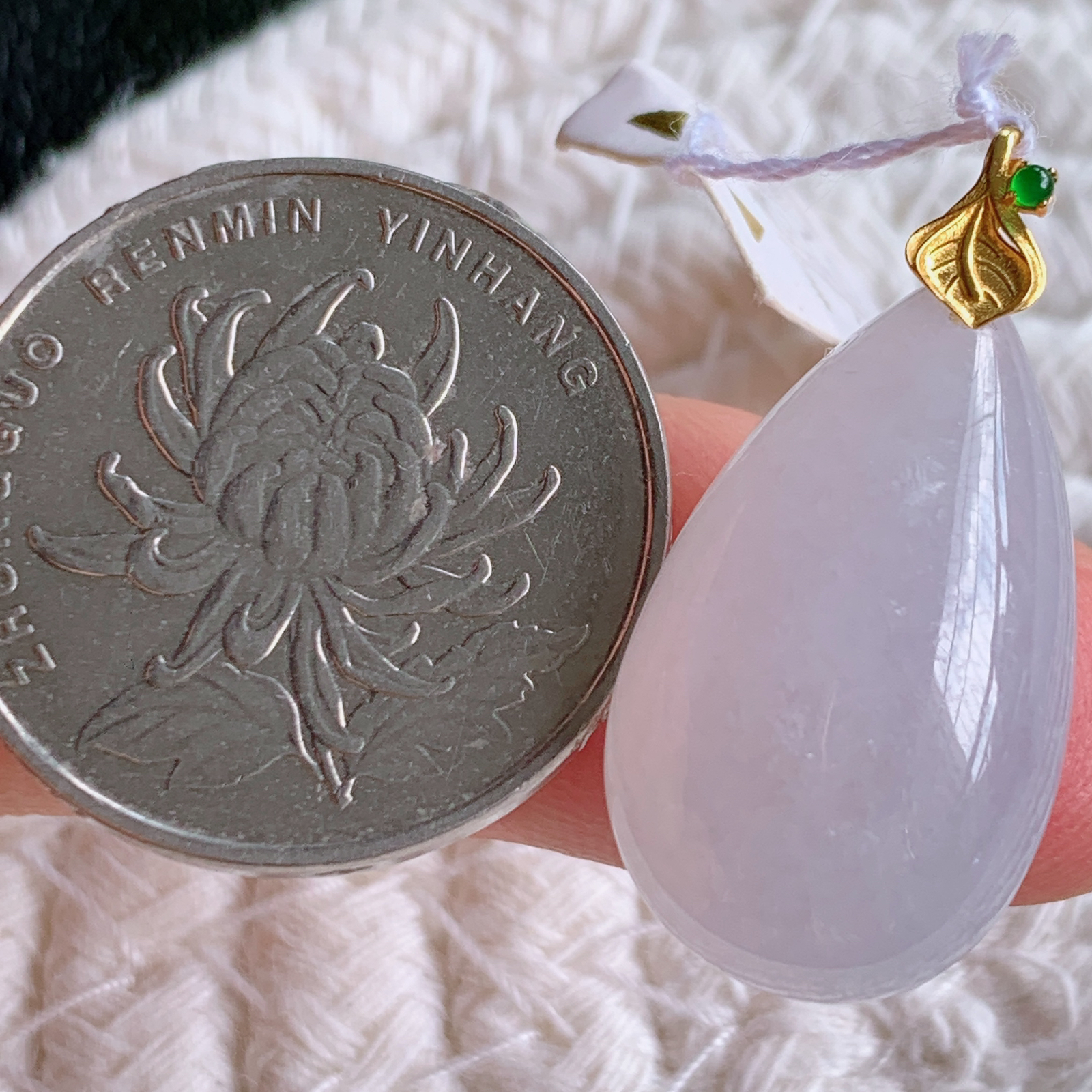 18k金扣冰润水滴翡翠吊坠，款式新颖时尚，日常百搭的款。满满的份量感，清新自然，上身效果优雅迷人！性价比超值  W415.17  整体尺寸：29-14.6-7.8mm  裸石尺寸：23.8-14.6-7.8mm