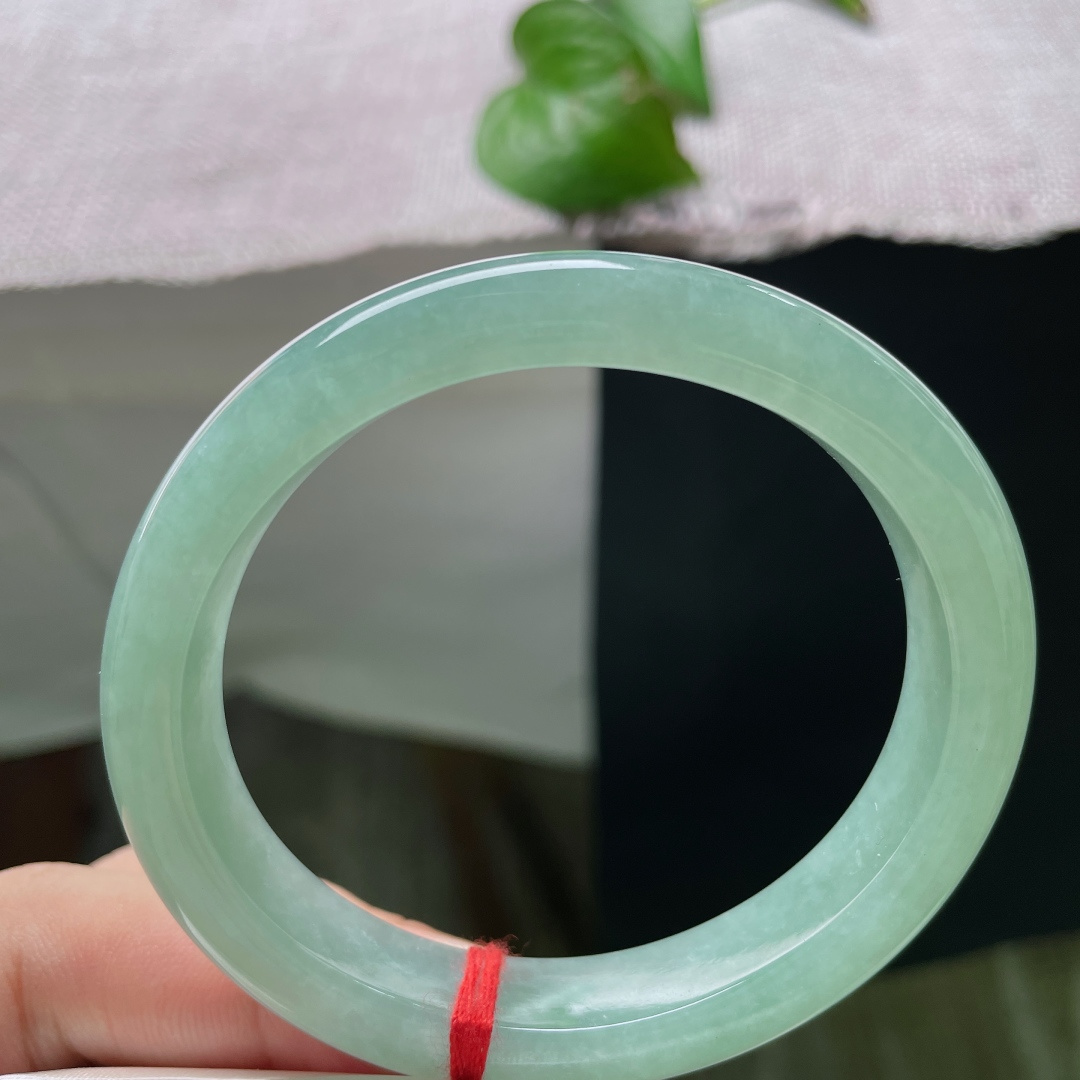 绿底贵妃，无裂，满圈清新湖水绿莹亮通透，雅致动人，上手自带沁人心扉的清爽凉意，ss54779a