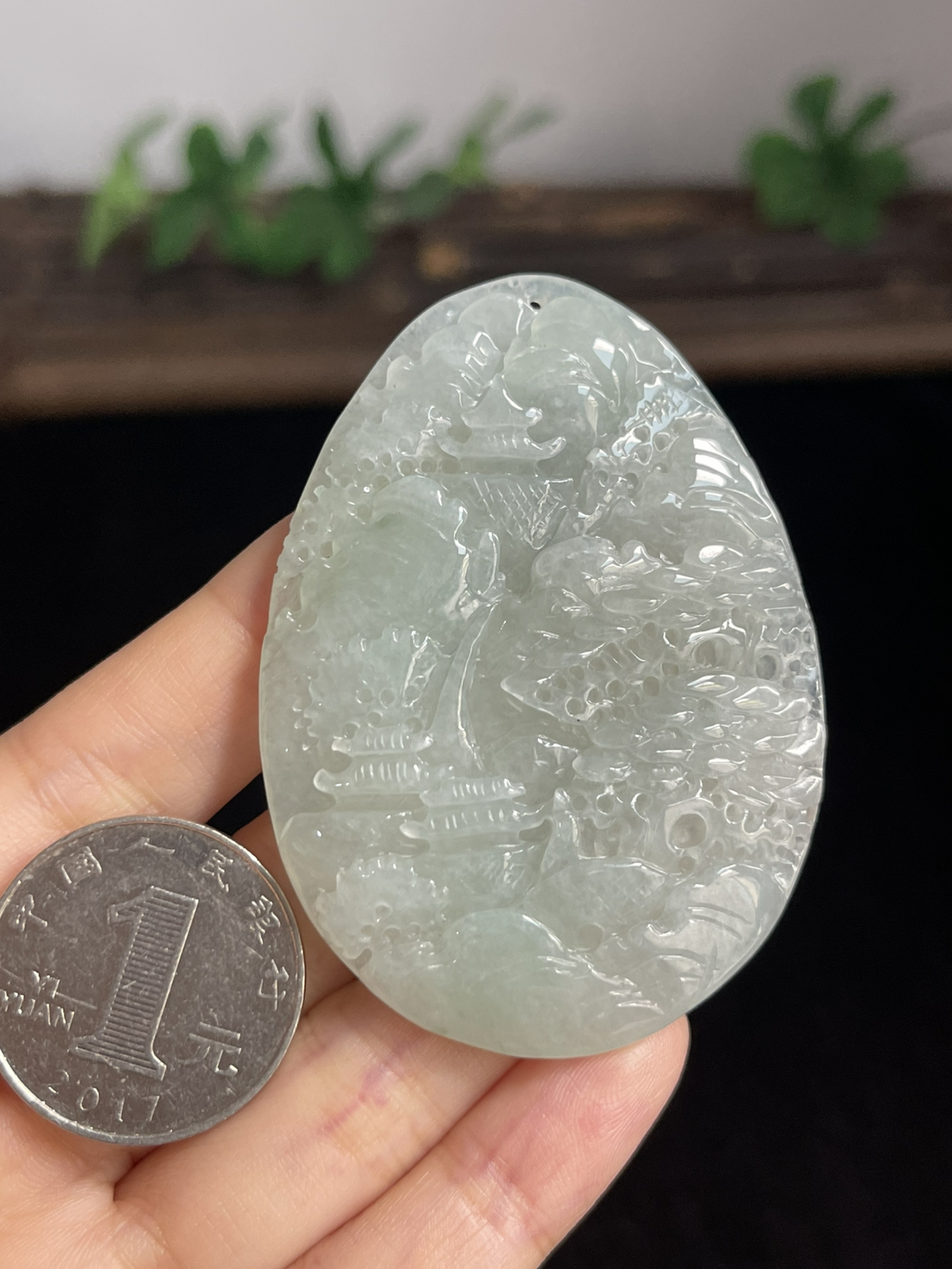 翡翠糯化种淡绿色山水牌