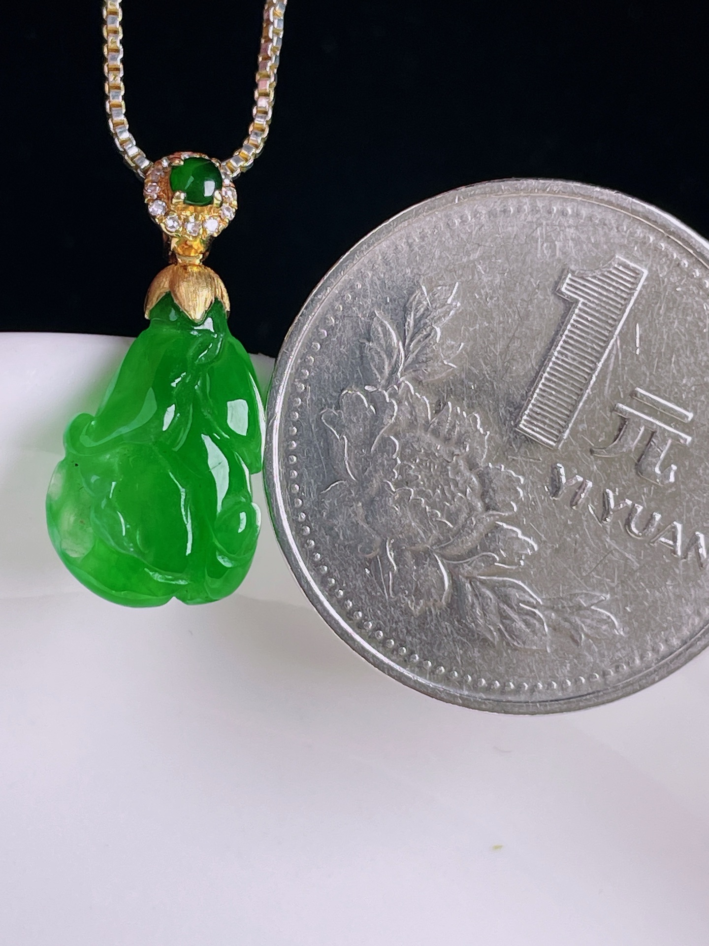 冰绿百财白菜，18k镶嵌，老种起光，细底通透，尺寸：21.2裸石14.4/9.4/4.6mm0819