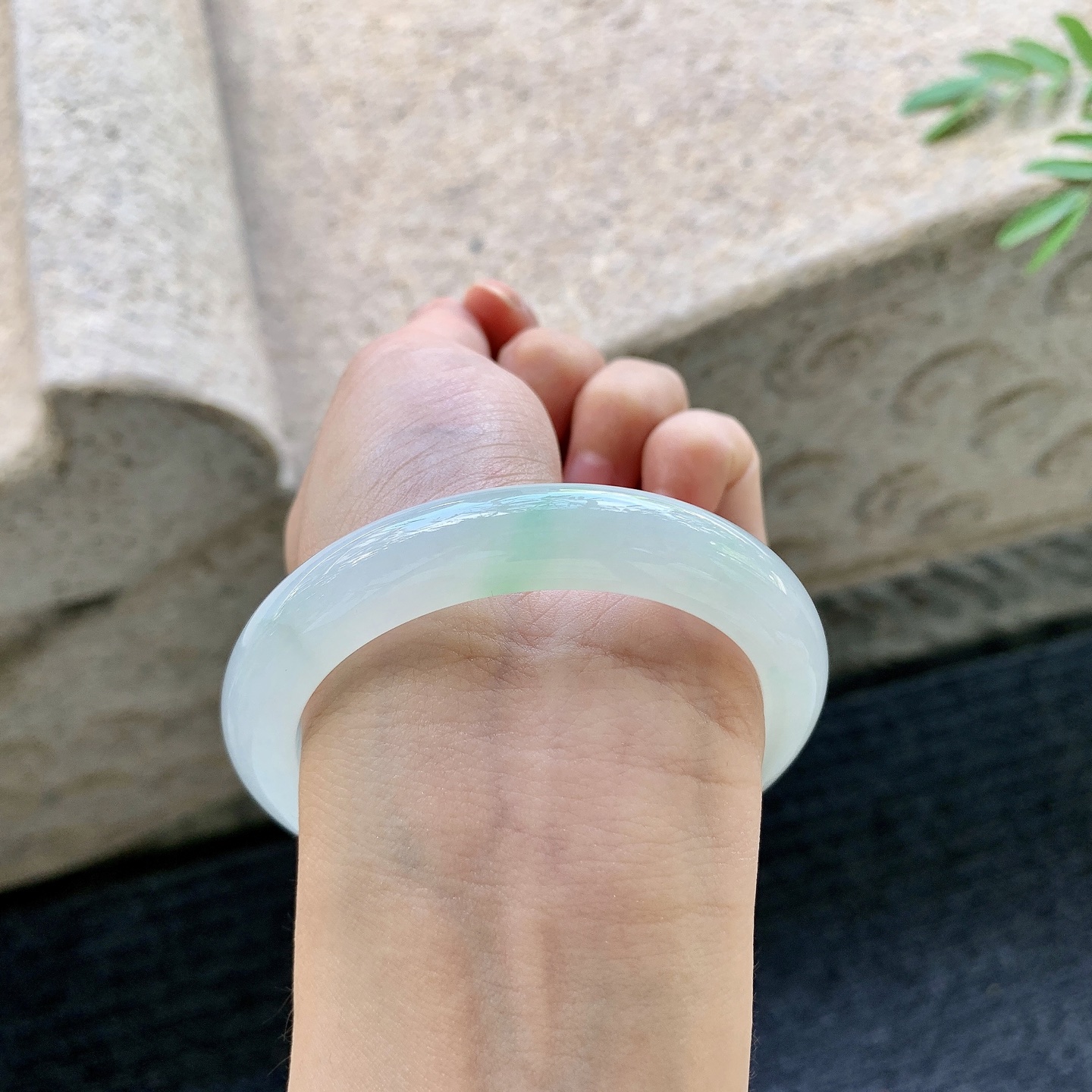 正圈53 54，圈口54.5/11/9，编码GF081956，描述糯冰飘绿，水润，种老，细腻，打灯有棉线