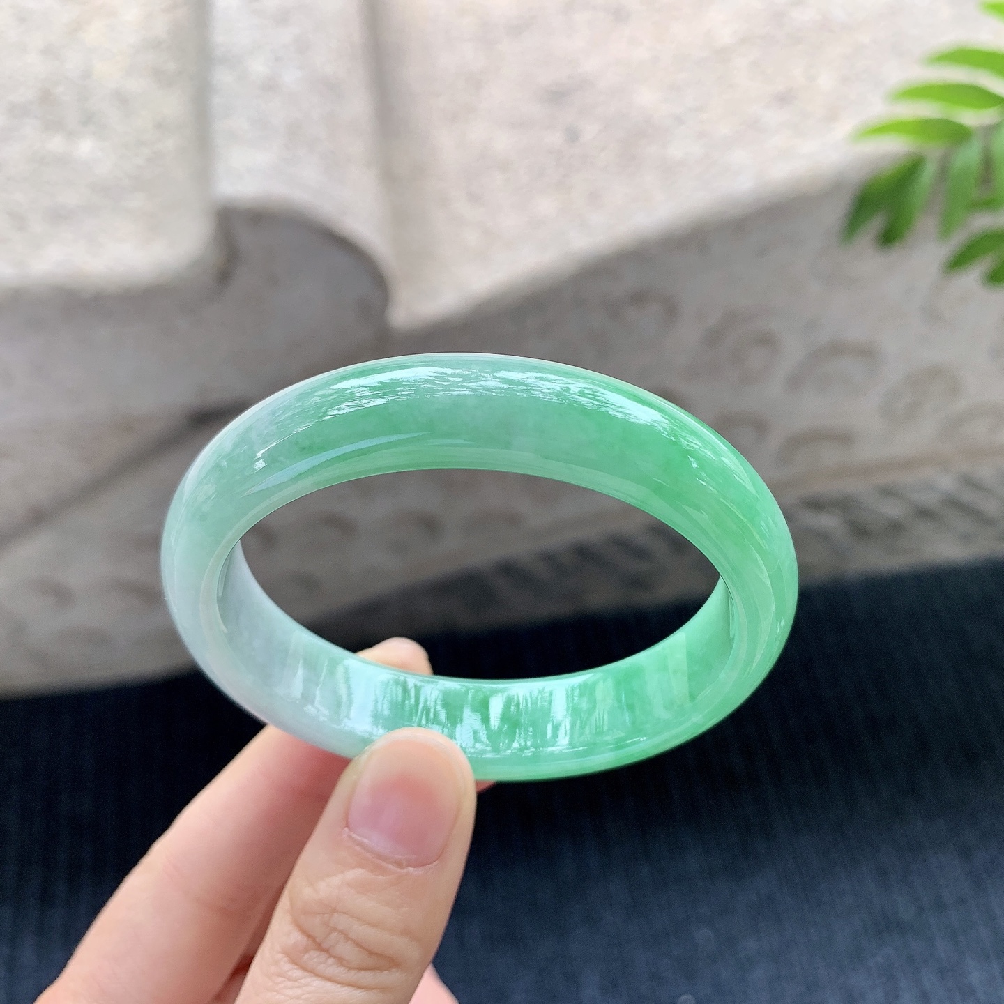 贵妃50 51，圈口53.8/48.7/12.8/7，编码Y052-1，冰飘阳绿，细腻，水润，种老，打灯有细微絮线，无碍