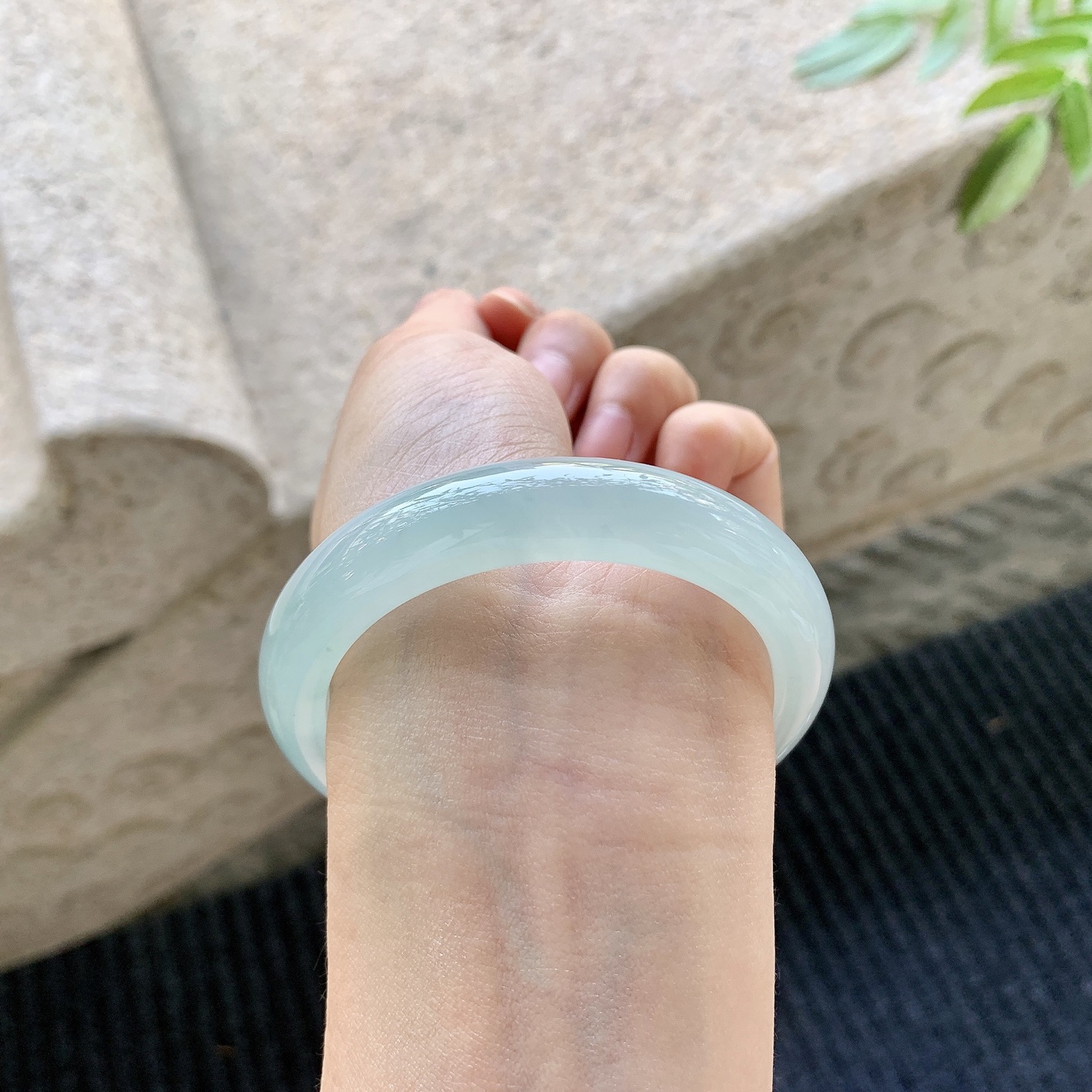 正圈53 54，圈口54/12/8.3，编码FL042055，描述：冰糯晴蓝，水润，种老，细腻，打灯有絮线