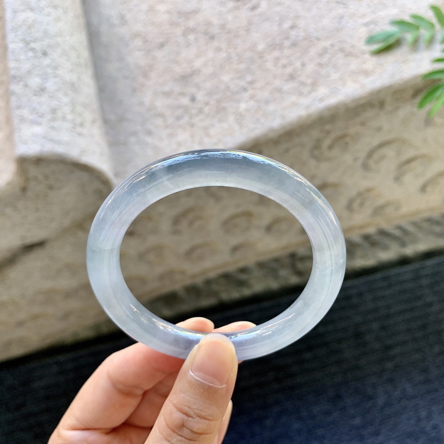 圆条52 53，圈口53.3/8.6/8.6，编码G9082033，冰糯紫底，水润，种老，细腻，有纹线