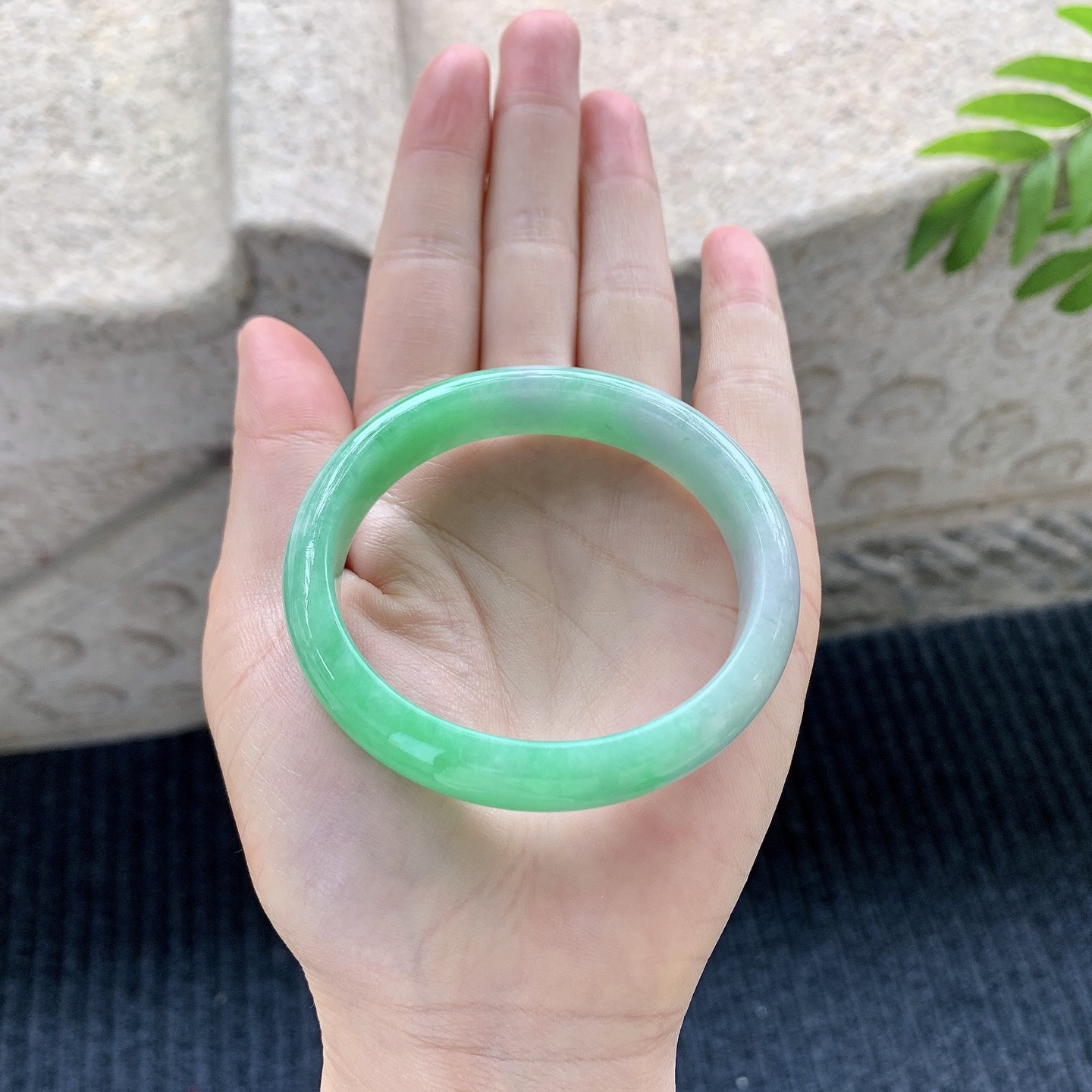 贵妃50 51，圈口53.8/48.7/12.8/7，编码Y052-1，冰飘阳绿，细腻，水润，种老，打灯有细微絮线，无碍