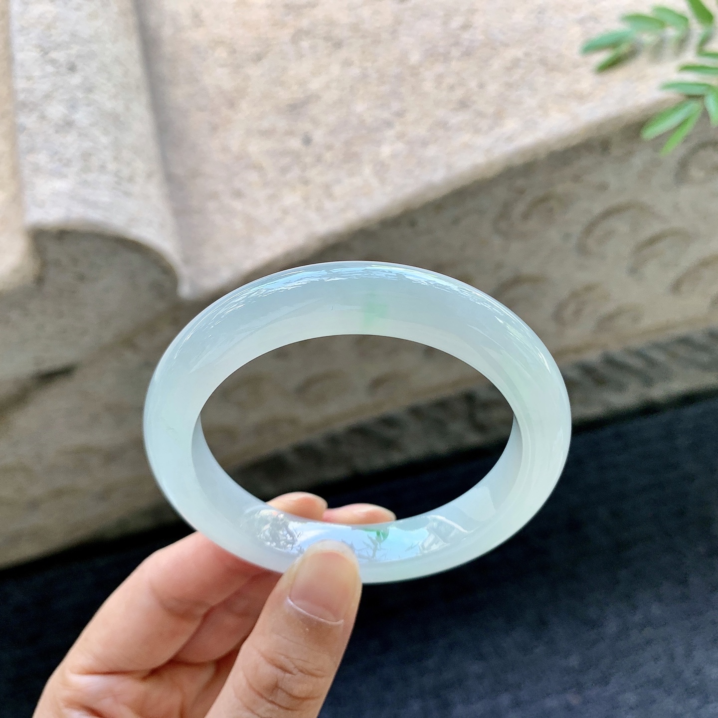 正圈53 54，圈口54.5/11/9，编码GF081956，描述糯冰飘绿，水润，种老，细腻，打灯有棉线