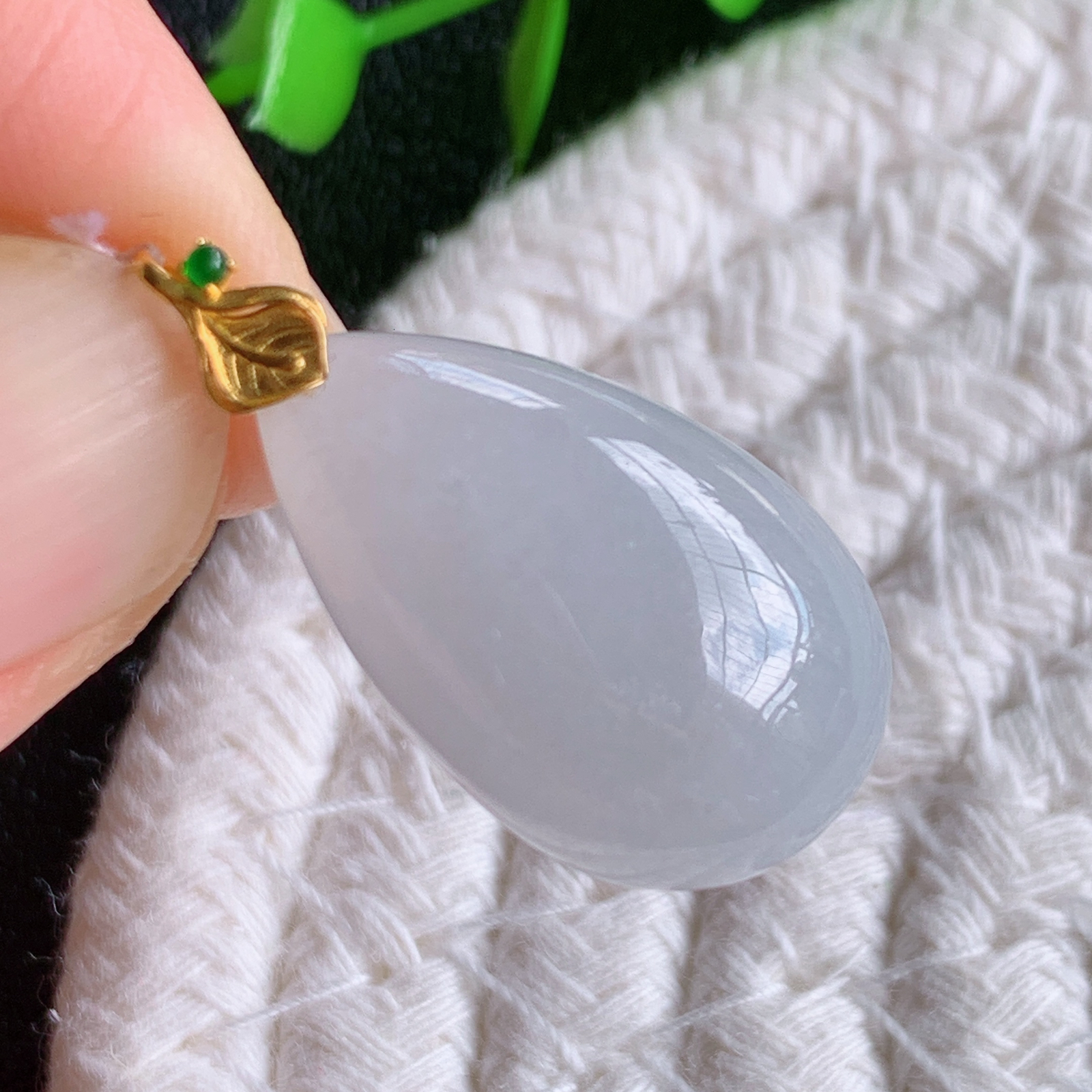 18k金扣冰润水滴翡翠吊坠，款式新颖时尚，日常百搭的款。满满的份量感，清新自然，上身效果优雅迷人！性