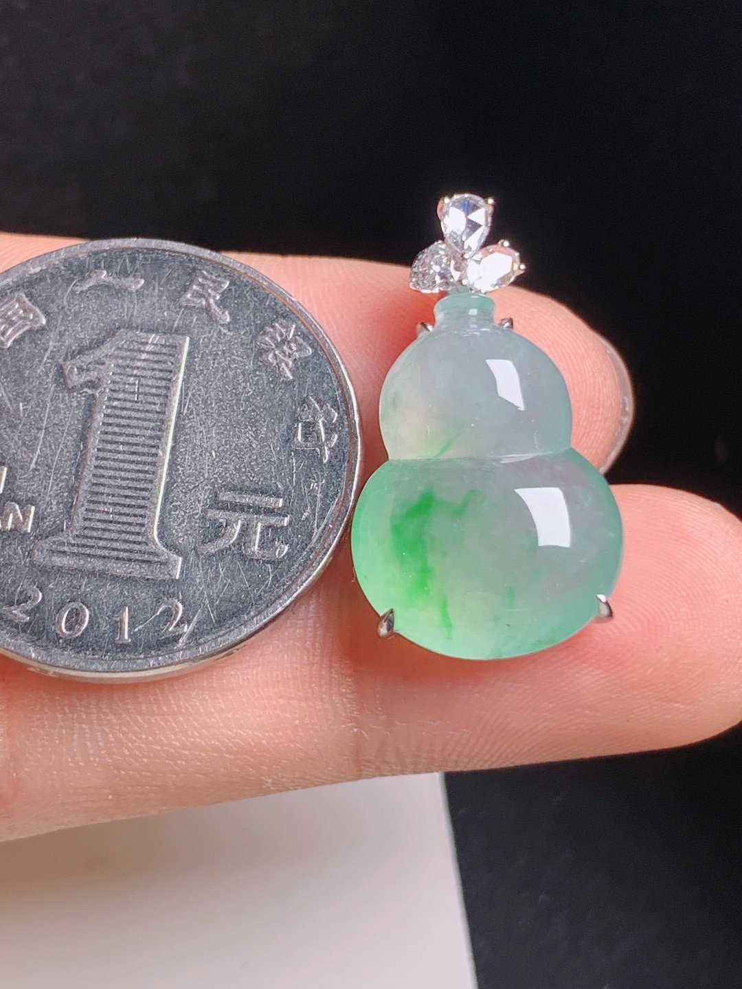 ️ 冰种飘绿葫芦吊坠，冰润起光，翠色灵动，福禄相伴 裸石19-13.8-4.7 整体24.8 920818