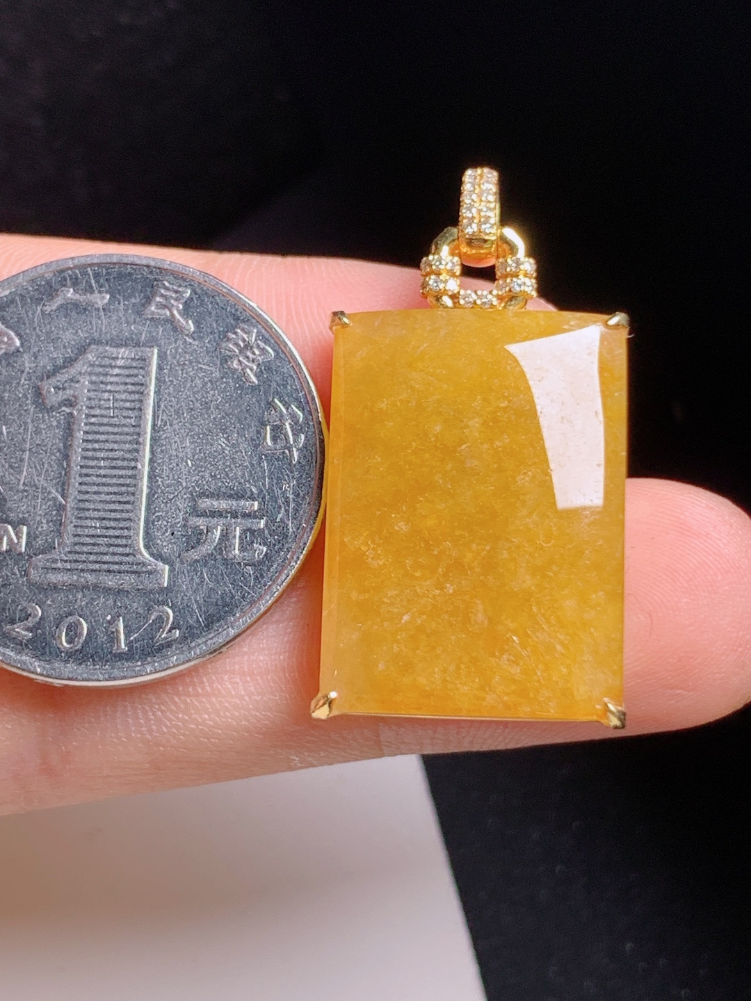 黄翡方牌吊坠，暖意浓郁，简约大气，稳重大气