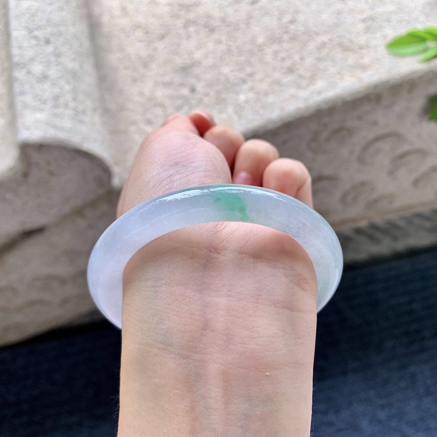 圆条52 53，圈口53.6/9.7/9.6，编码DZ041019，糯冰飘绿，水润，种老，细腻，打灯有棉线
