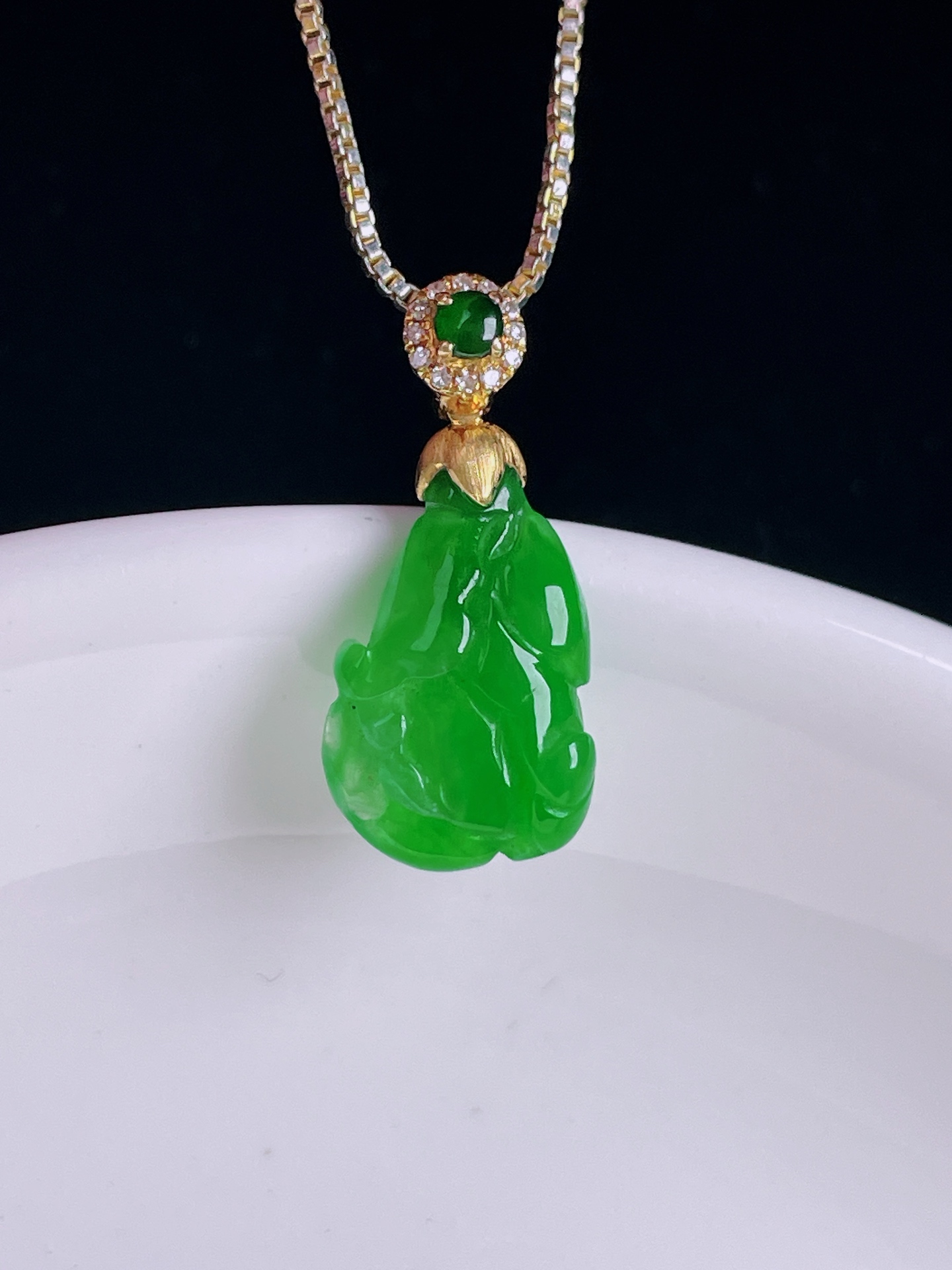 冰绿百财白菜，18k镶嵌，老种起光，细底通透，尺寸：21.2裸石14.4/9.4/4.6mm0819