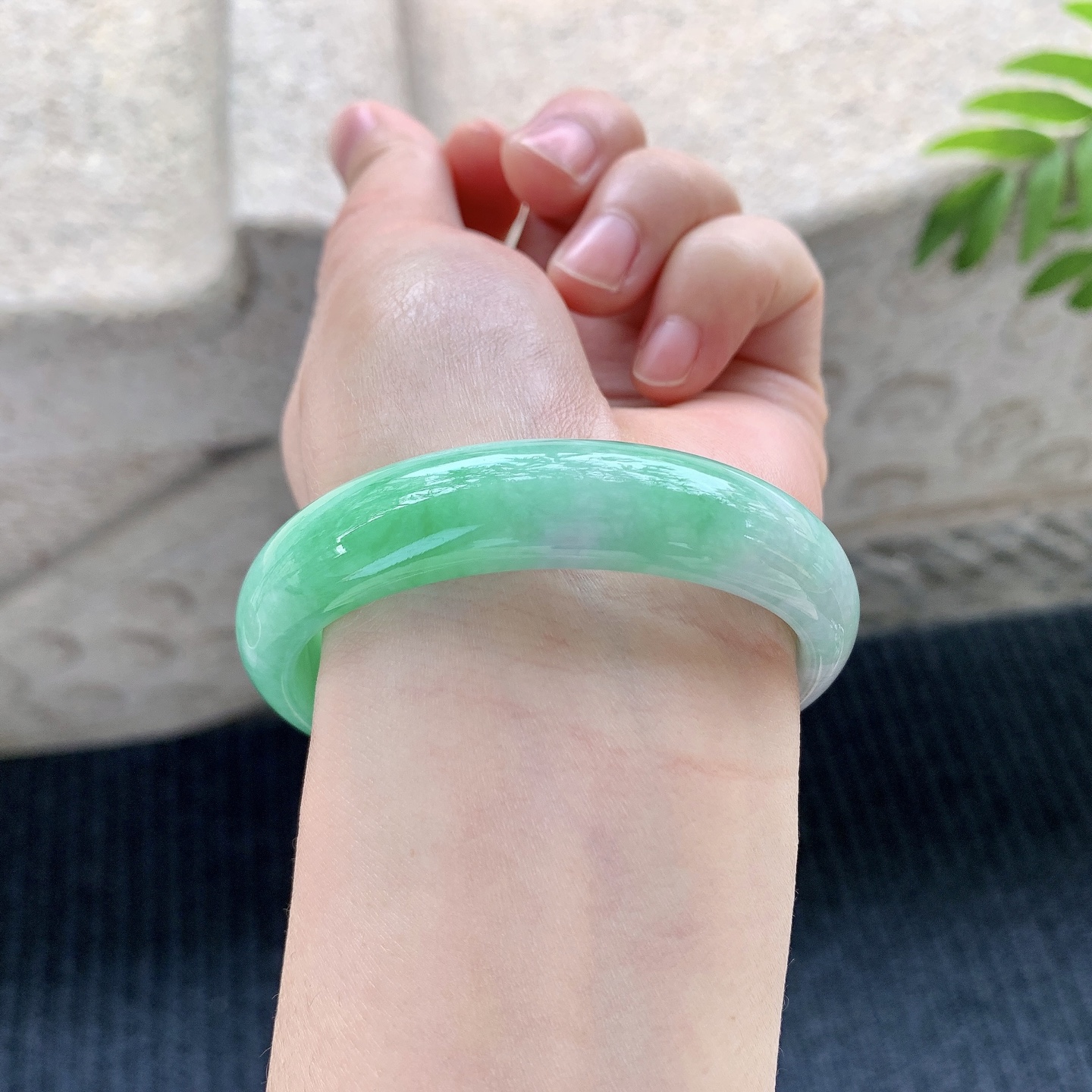 贵妃50 51，圈口53.8/48.7/12.8/7，编码Y052-1，冰飘阳绿，细腻，水润，种老，打灯有细微絮线，无碍