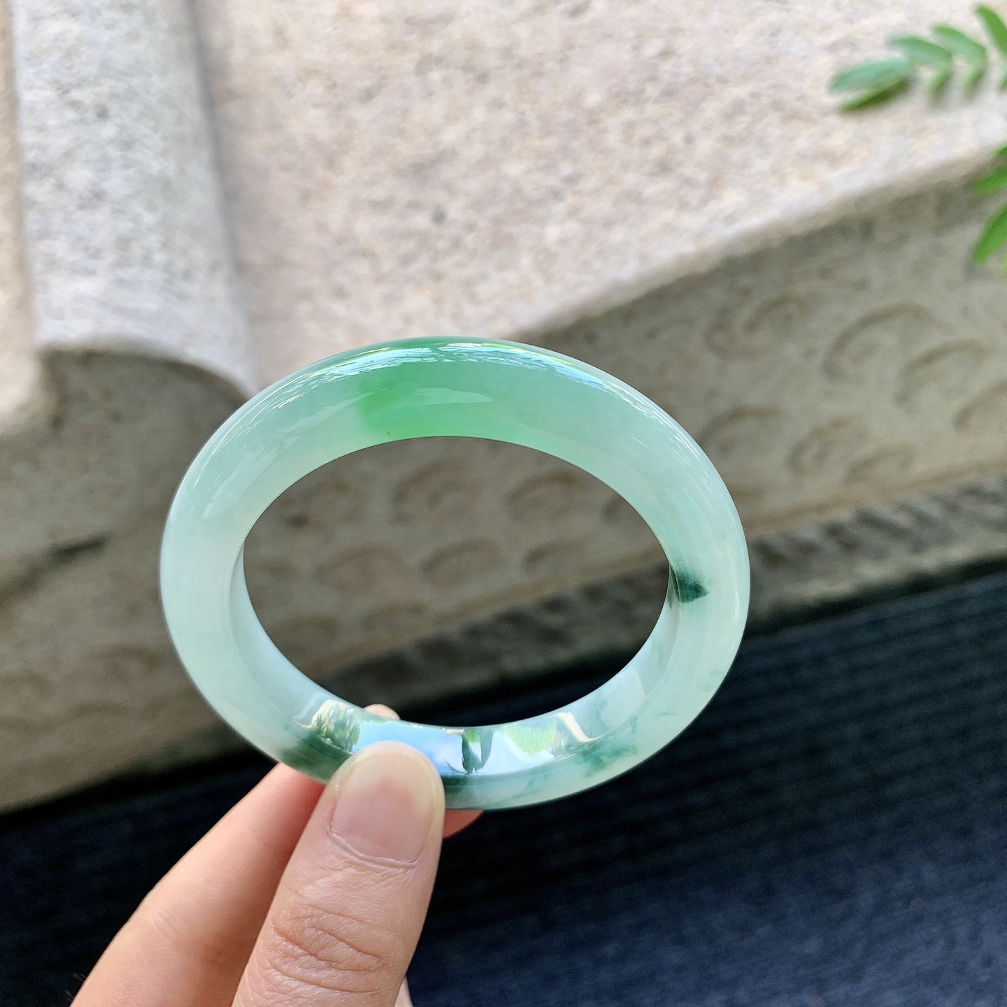 正圈52 53，圈口53.6/10.3/9，编码GF081954，糯冰飘花，飘绿，水润，种老，细腻，无裂。