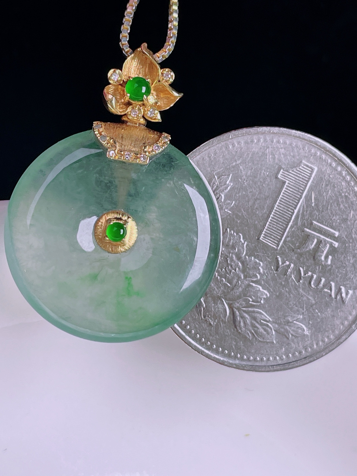 ️冰绿平安扣，18k镶嵌，老种起光，细底通透，尺寸：29裸石21.2/4mm0819