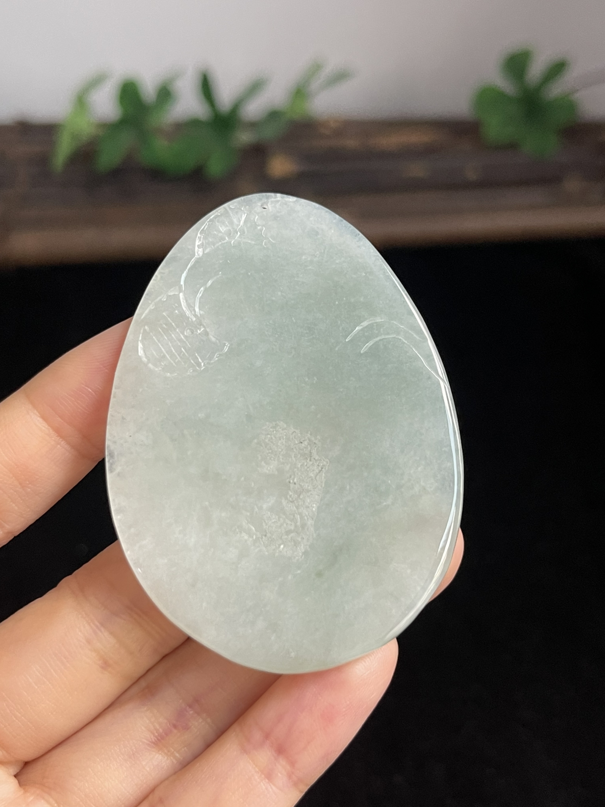 翡翠糯化种淡绿色山水牌