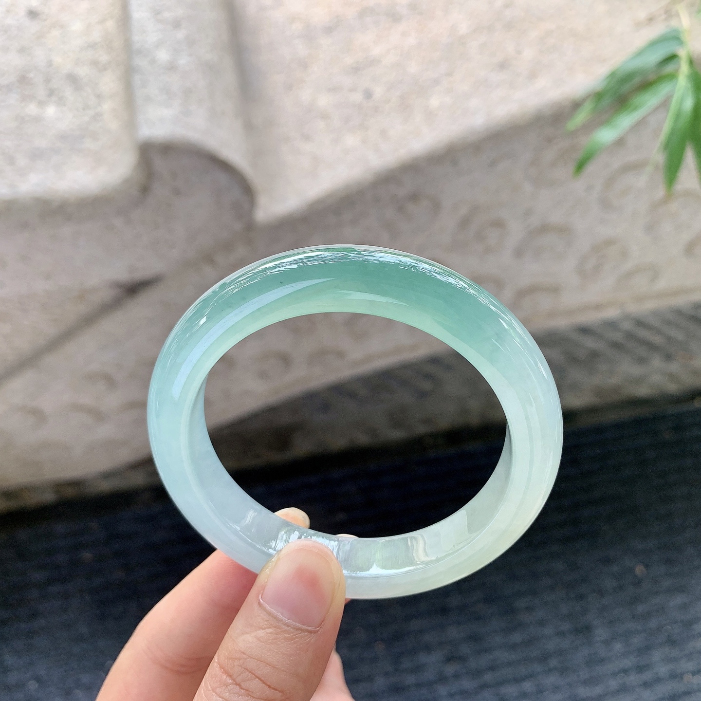 正圈54 55，圈口55.7/11.5/9，编码BA061190，描述冰糯晴蓝，水润，种老，细腻，打灯有棉絮
