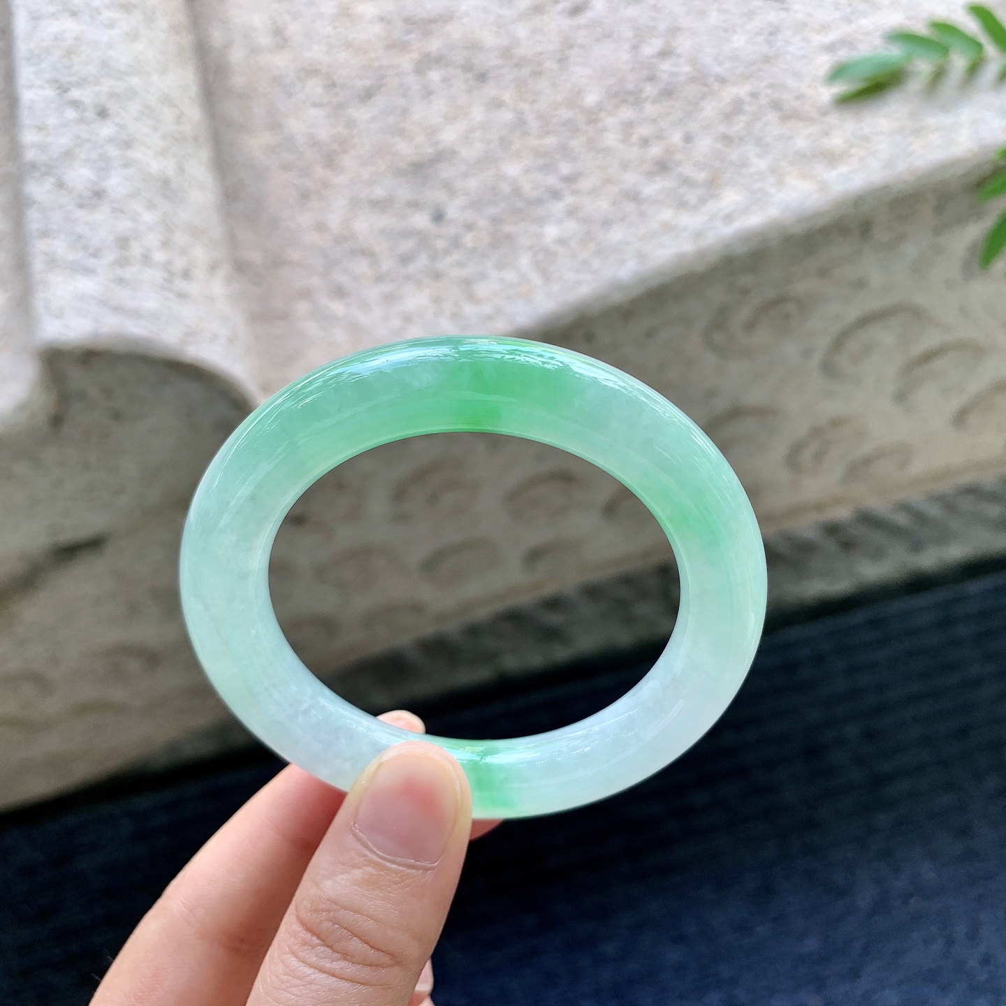 圆条50 51，圈口51.4/10.2/10，编码GF081957，糯冰飘绿，水润，种老，细腻，有纹线。