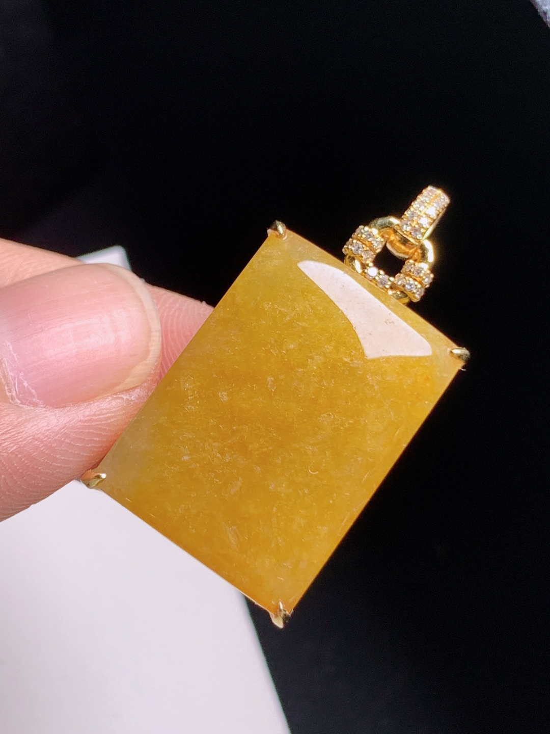 黄翡方牌吊坠，暖意浓郁，简约大气，稳重大气