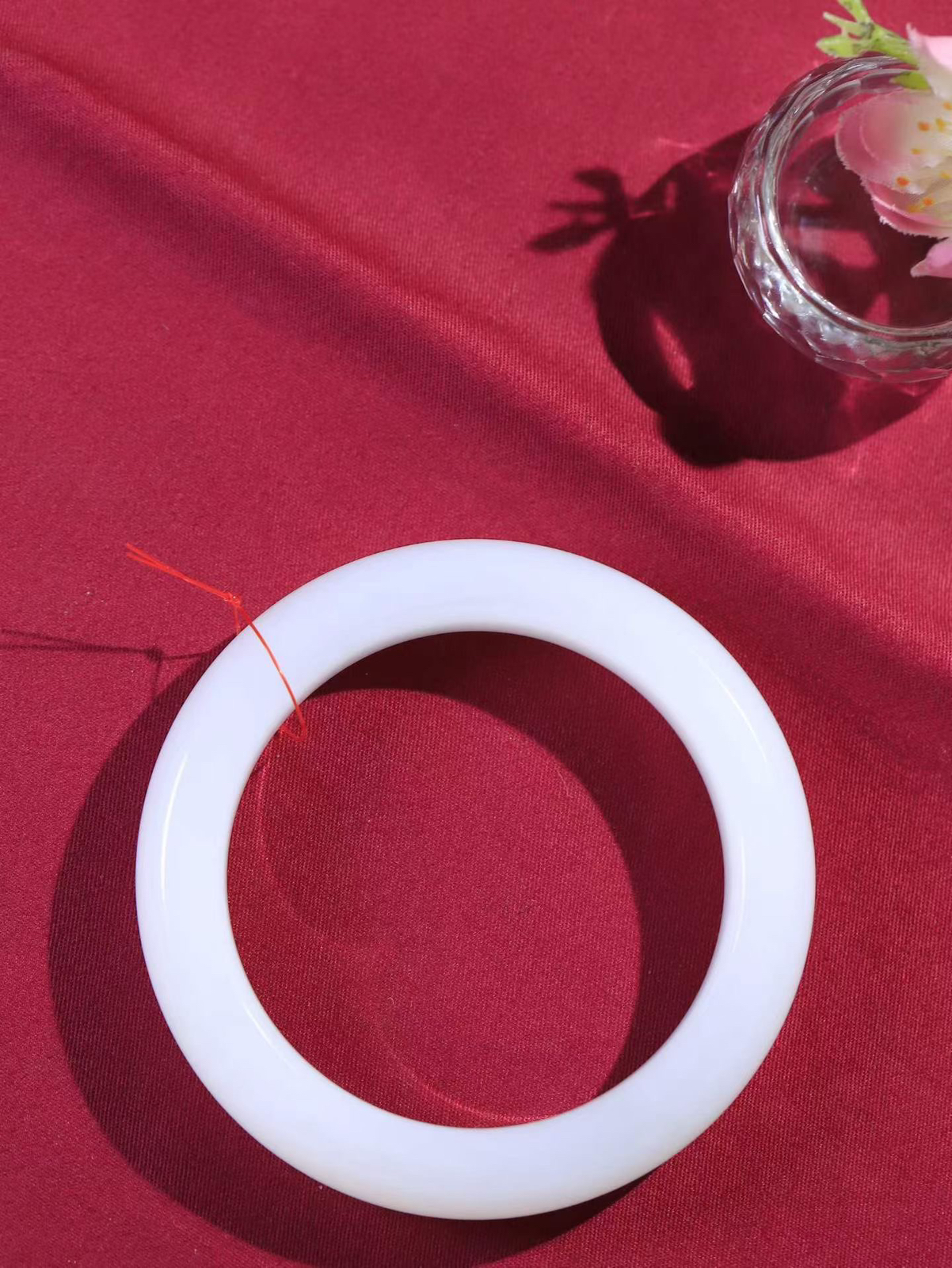 （一见倾心.手镯）

收藏级臻品️和田玉白玉手镯，玉质温润细腻 油性十足 手感舒适，高华雅逸，线条流畅，简约大气，美自天成，素雅高贵。佩戴于腕间，婉约之美，举手投足间透出那低调奢华。重75克  内径57.5mm尺寸13-10.3mm  56703136A