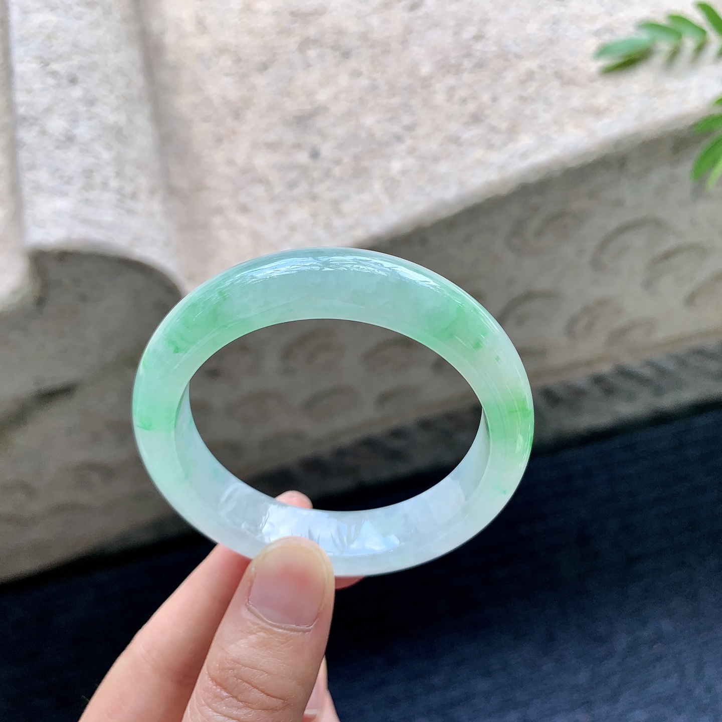 正圈49 50，圈口50.1/12.5/8，编码B2082006，描述糯冰飘绿，水润，种老，细腻，打灯有棉线