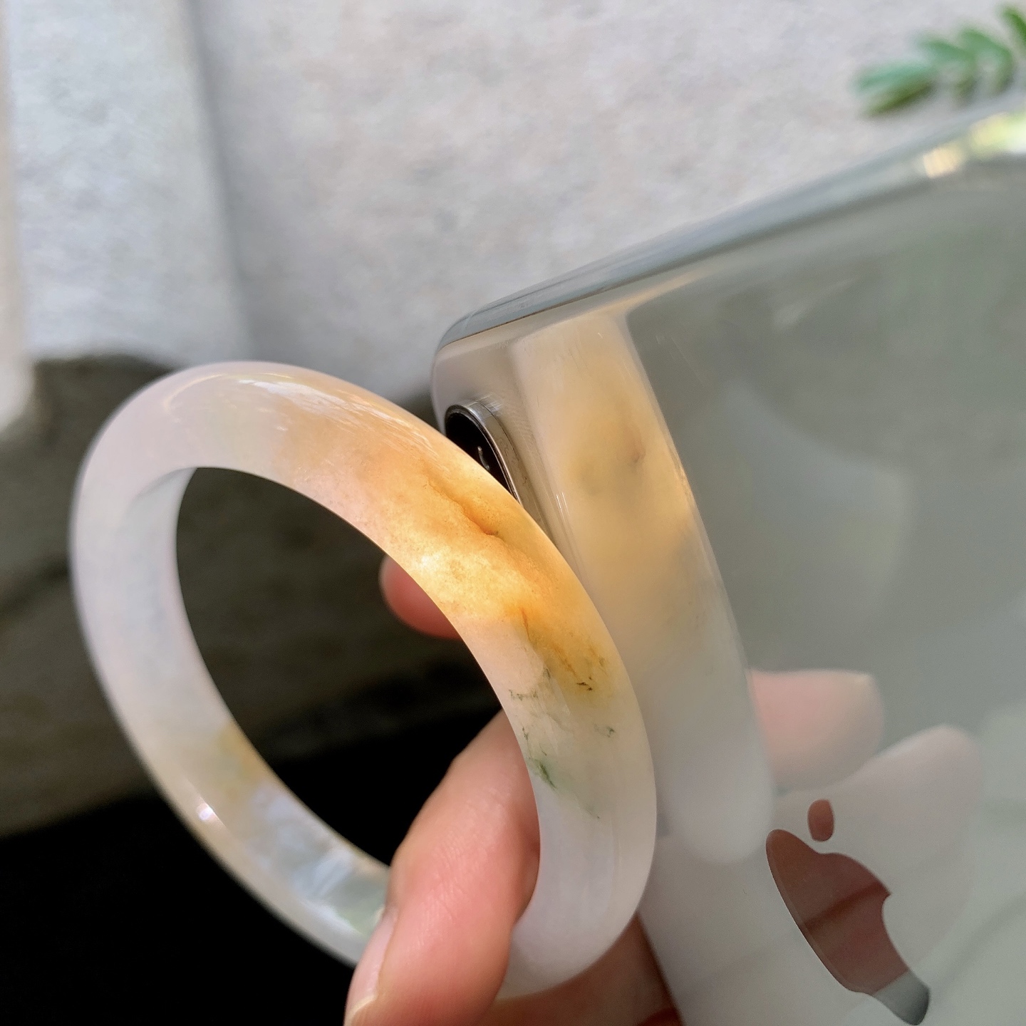 正圈51 52，圈口52.3/10.2/7.4，编码G9082022，描述糯冰飘黄翡，水润，种老，细腻，打灯有纹线。