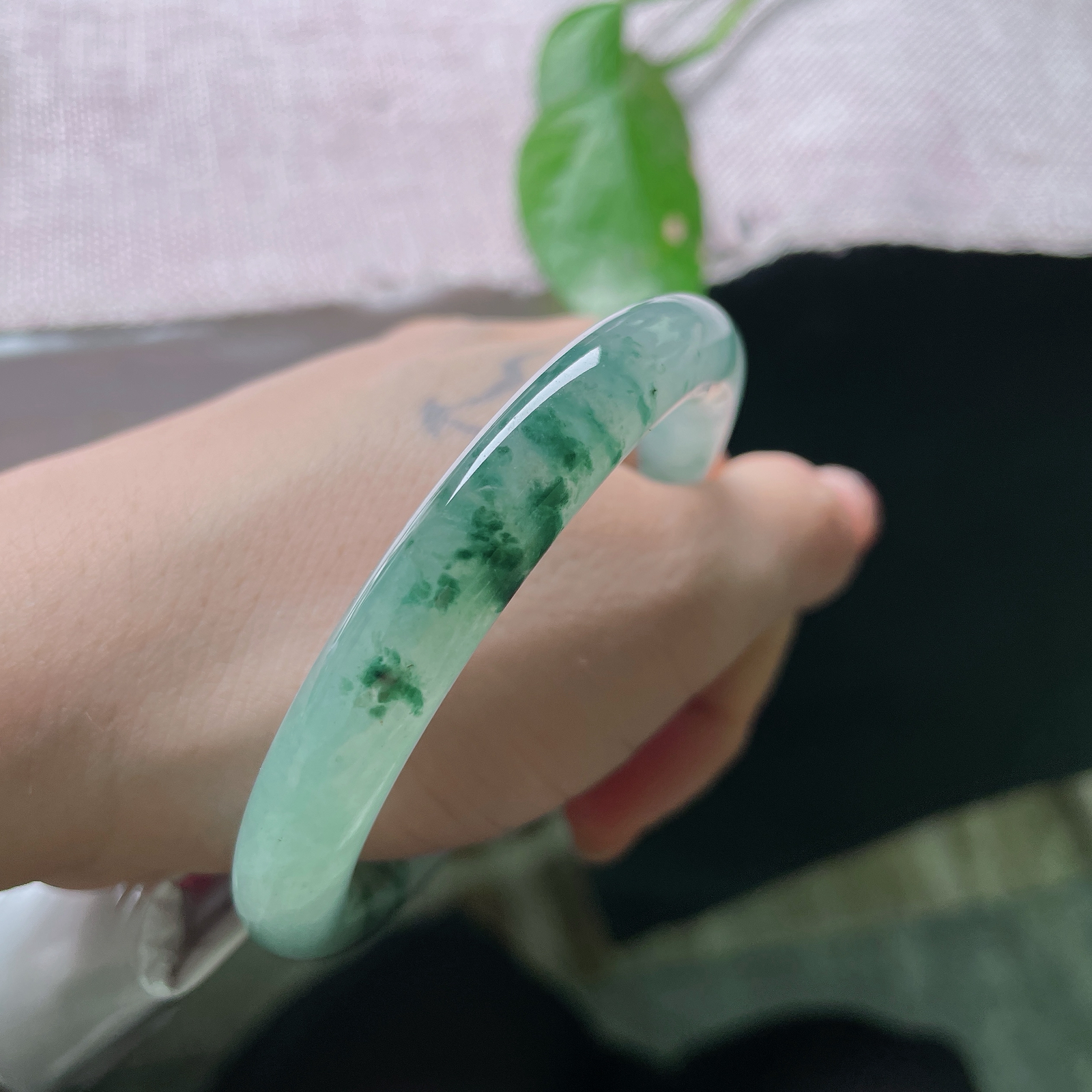 54.4/9.2飘花圆条，底子干净清爽，花色如流云散漫，自然光下极具古典韵味。晶体纹ss57430a