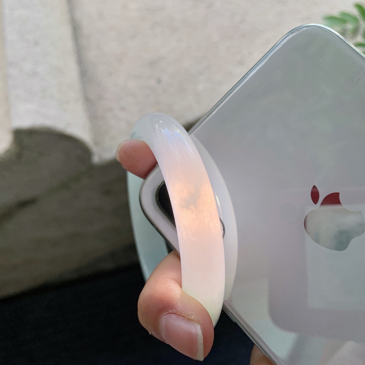 正圈53 54，圈口54.5/11/9，编码GF081956，描述糯冰飘绿，水润，种老，细腻，打灯有棉线