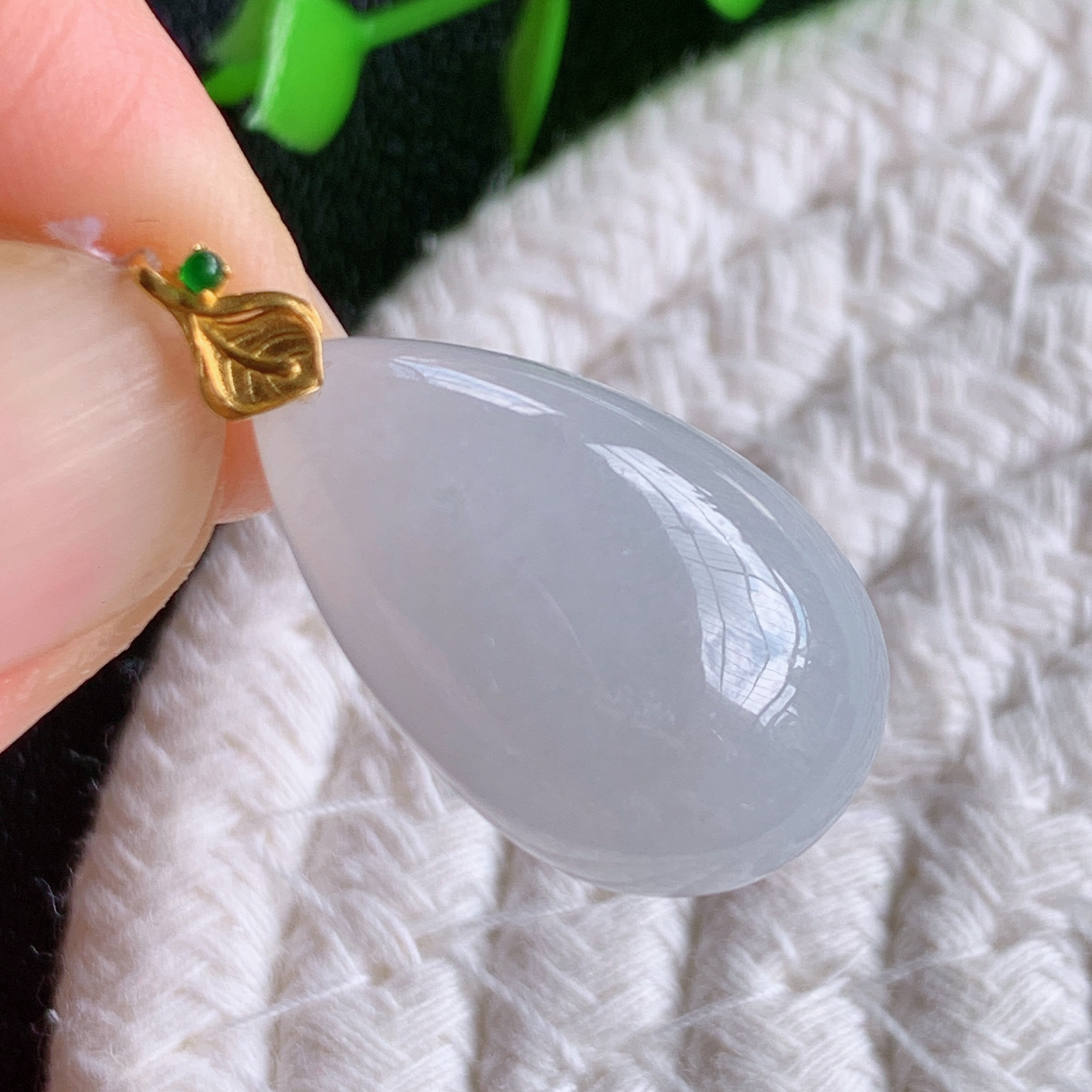 18k金扣冰润水滴翡翠吊坠，款式新颖时尚，日常百搭的款。满满的份量感，清新自然，上身效果优雅迷人！性价比超值  W415.17  整体尺寸：29-14.6-7.8mm  裸石尺寸：23.8-14.6-7.8mm