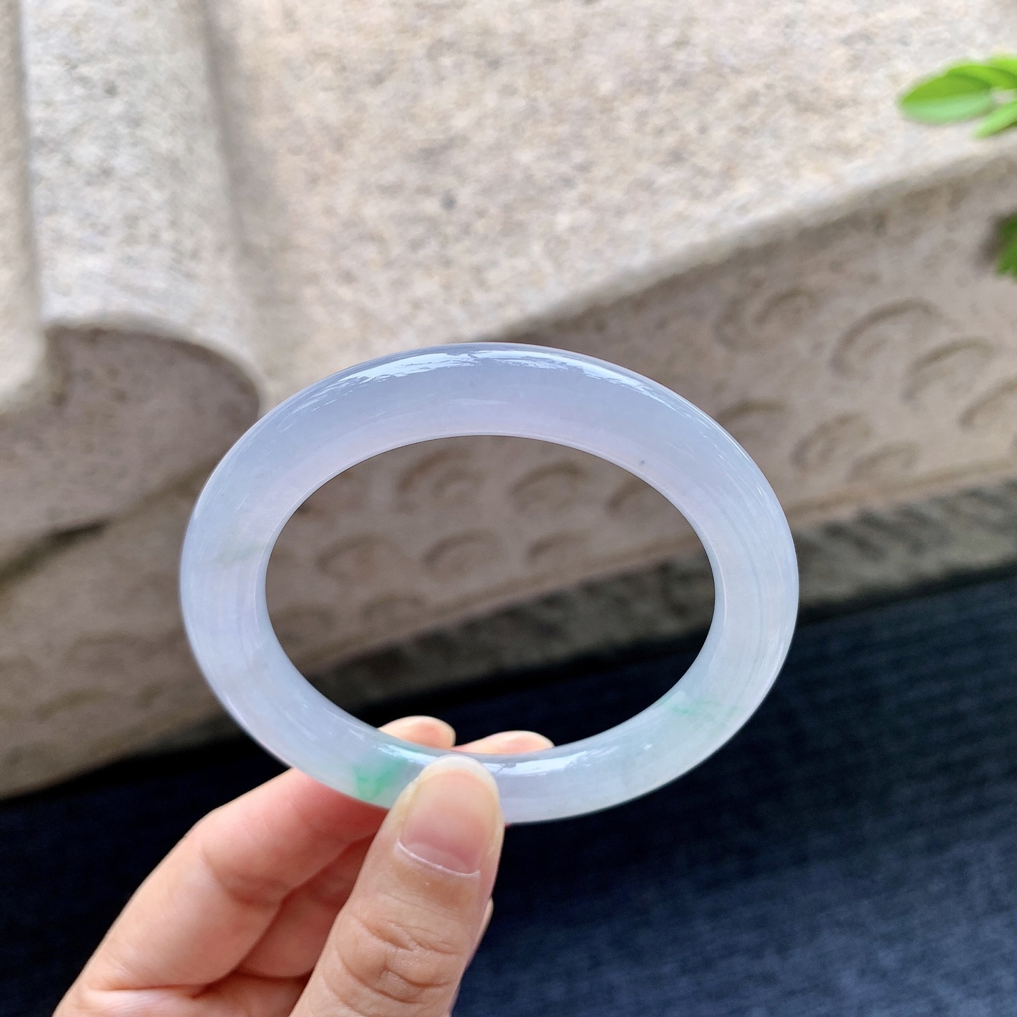 圆条52 53，圈口53.6/9.7/9.6，编码DZ041019，糯冰飘绿，水润，种老，细腻，打灯有棉线
