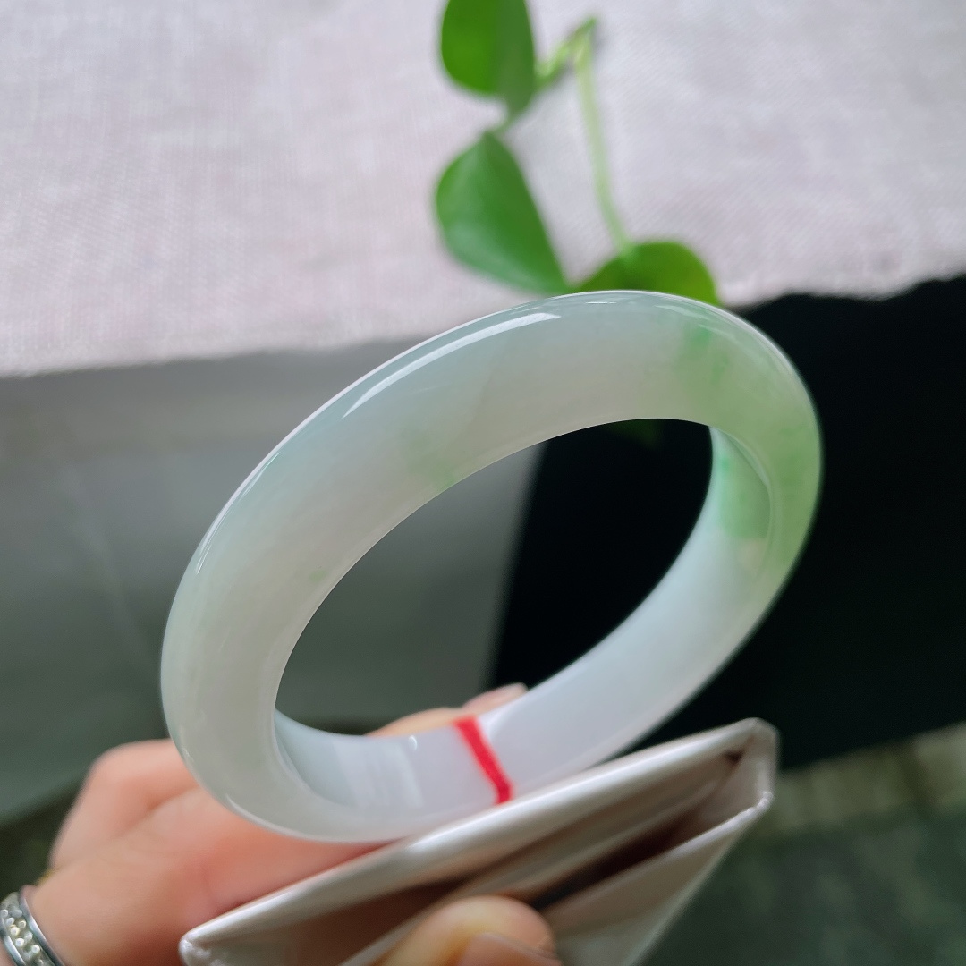 55.8/11.9/9.3，飘绿正圈，皮纹，特色半山水，如同暮色里漫上来的一抹春山绿意，一半素雅，一半明媚，上手温婉大气，有着恰到好处的含蓄美感。ss56945a