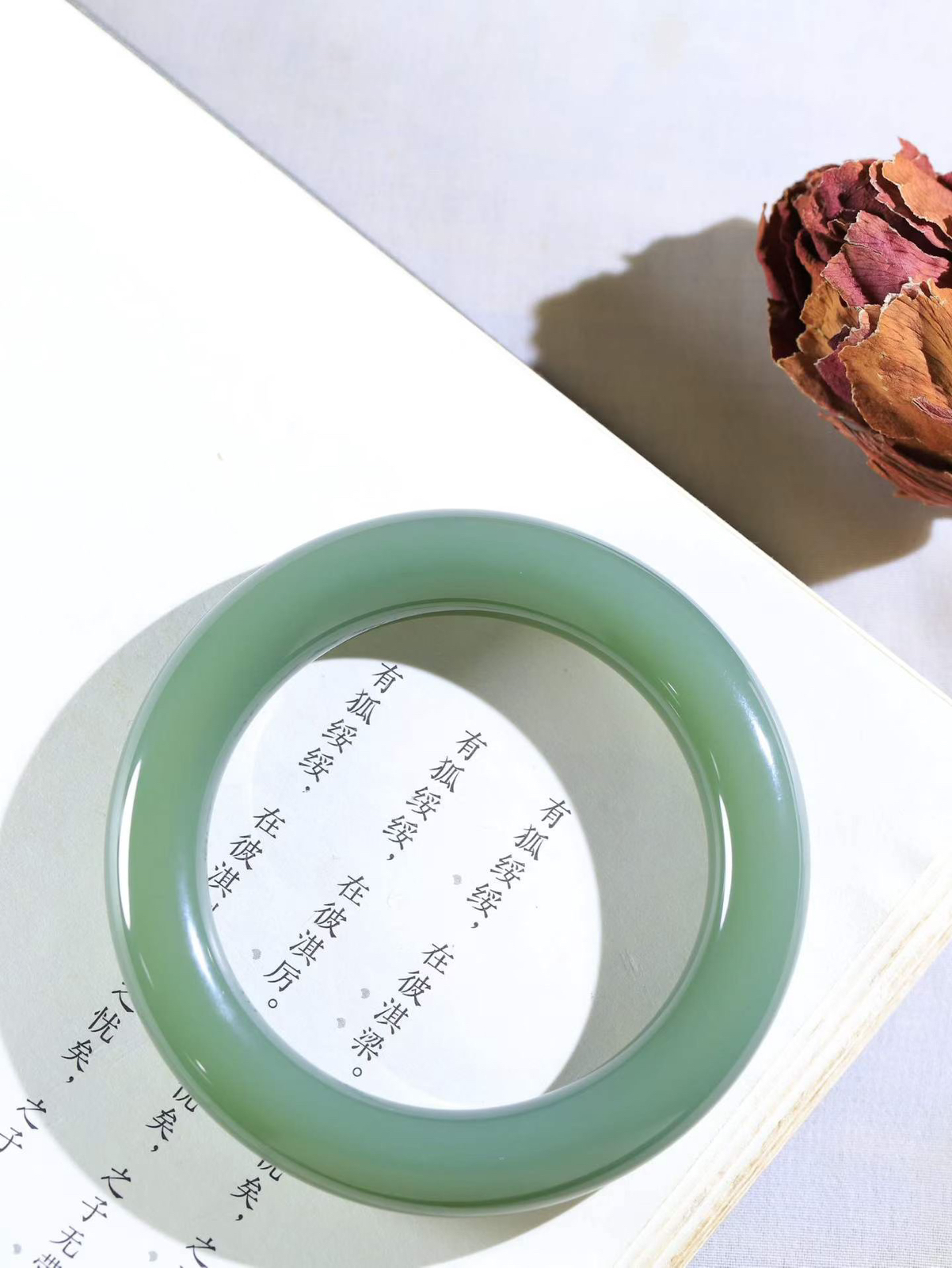【温润如心.镯】

收藏级臻品和田玉碧玉圆条手镯，精选上等碧玉料，色泽清透，质地细腻。佩戴它，感受千年玉文化的温润与优雅，愿它为您带来平安与幸福。重67.62克  内径55.5mm  尺寸11.2-11.5mm10801790A