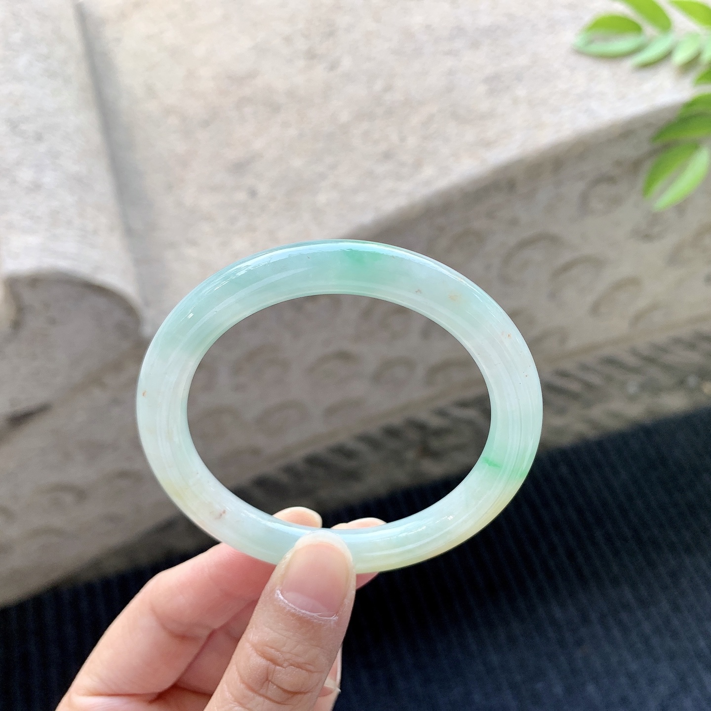 圆条51 52，圈口52.2/8.4/8.1，编码GF081978，细糯黄加绿，水润，种老，细腻，无裂。