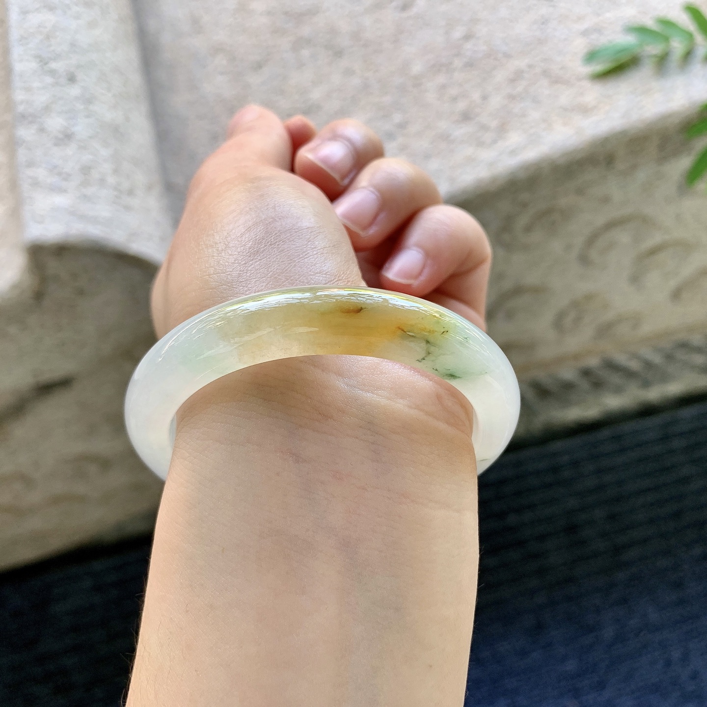正圈51 52，圈口52.3/10.2/7.4，编码G9082022，描述糯冰飘黄翡，水润，种老，细腻，打灯有纹线。