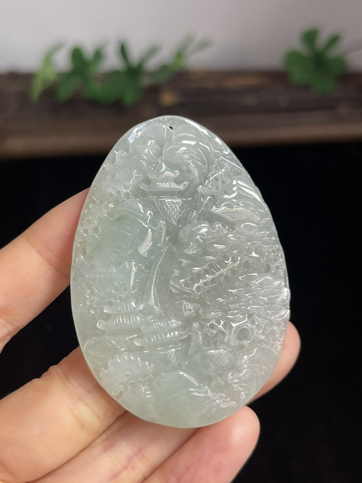 翡翠糯化种淡绿色山水牌