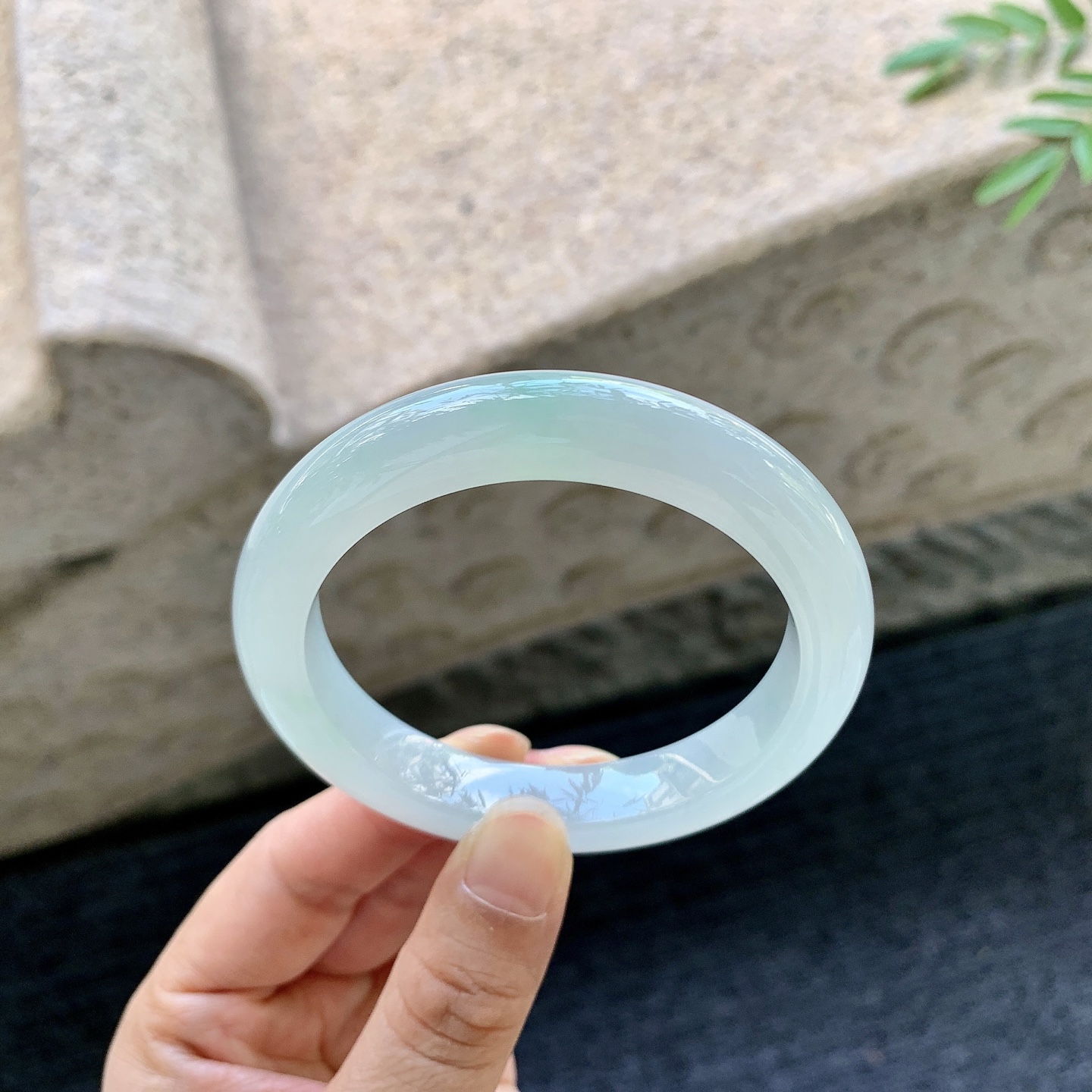 正圈53 54，圈口54.5/11/9，编码GF081956，描述糯冰飘绿，水润，种老，细腻，打灯有棉线