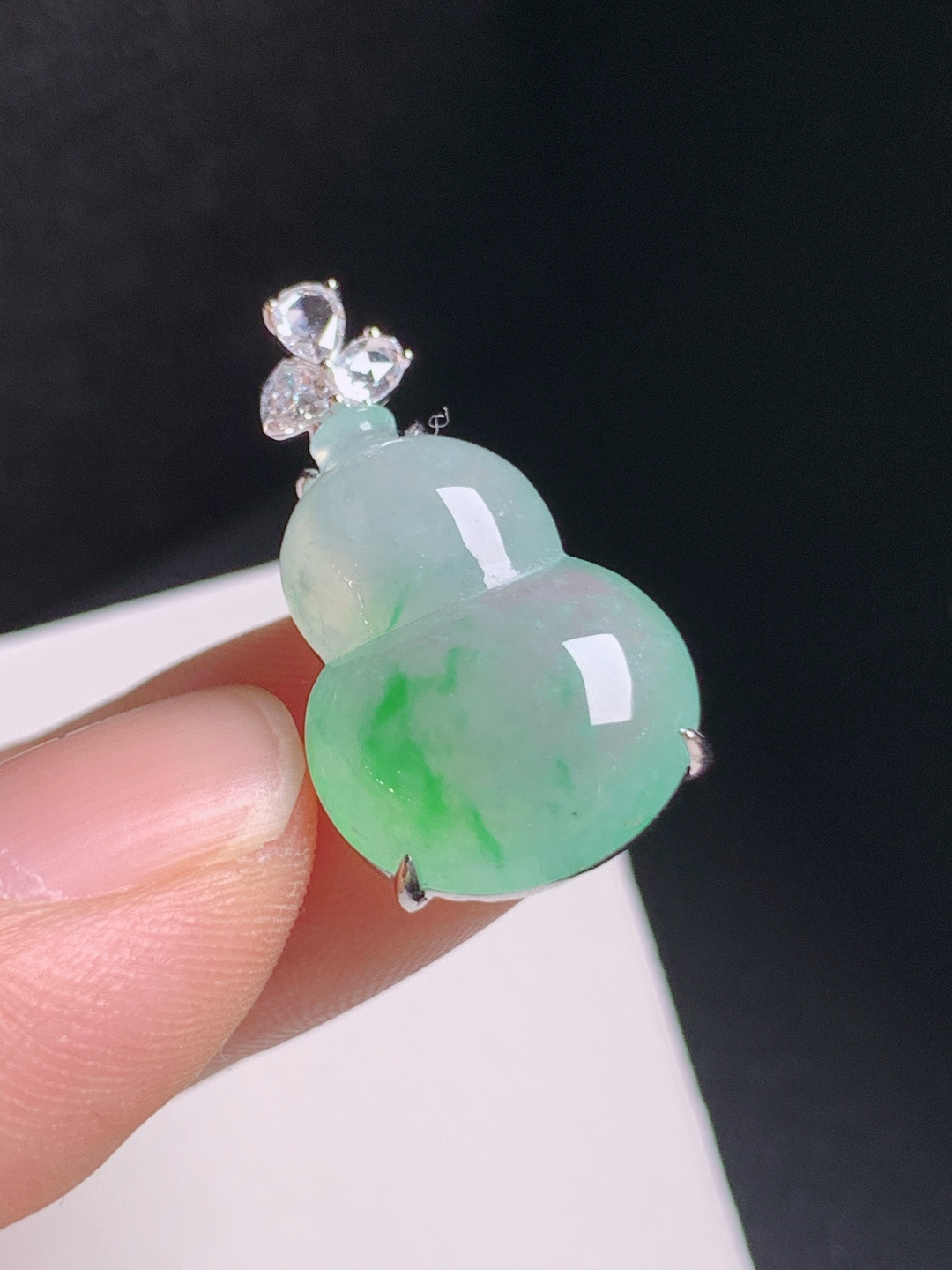 ️ 冰种飘绿葫芦吊坠，冰润起光，翠色灵动，福禄相伴 裸石19-13.8-4.7 整体24.8 920818