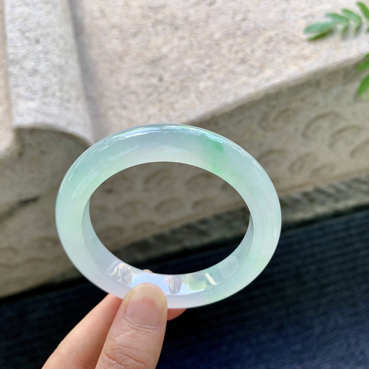 正圈53 54，圈口54.8/11.5/9.3，编码GJ082021，描述：冰糯飘绿，水润，种老，细腻，无裂。