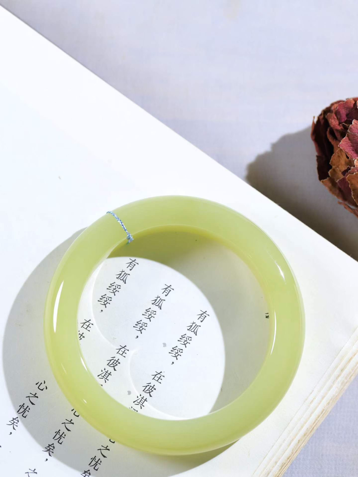 【腕间柔情.手镯】   

精品️和田玉黄口手镯 玉质温润细腻 油性十足 古朴秀雅 轻抚岁月的栏杆软香温玉，腕间玉镯轻轻晃动，令人情动心间，撷一缕月末的芬芳，把心思铺陈，时光静美，惟有你最温柔。重57.88克   内径52.5mm  尺寸12.5-9.7mm  46801755A