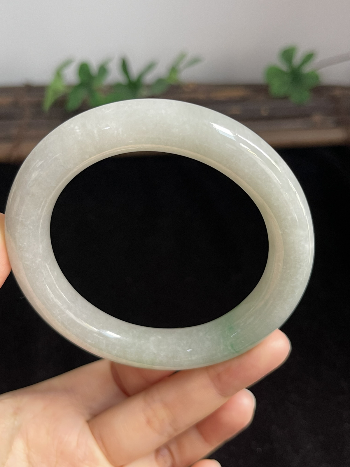 圆镯58.2圈口，翡翠糯化种飘绿手镯