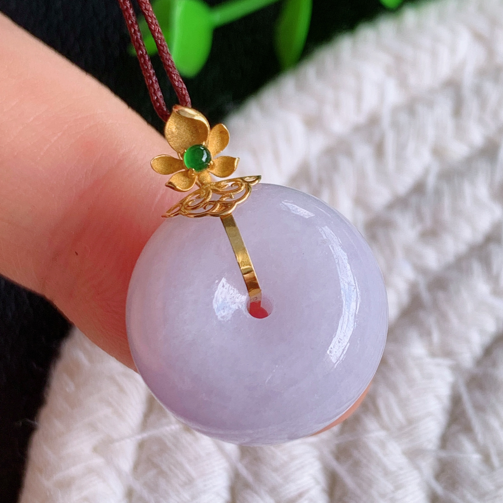 18k金冰润紫罗兰路路通翡翠吊坠  款式新颖时尚，日常百搭的款。满满的份量感，紫气东来，清秀高雅，上