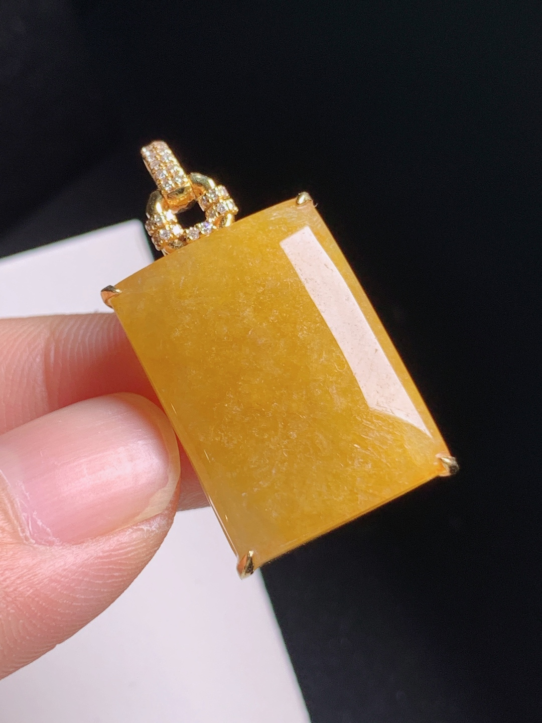 黄翡方牌吊坠，暖意浓郁，简约大气，稳重大气
